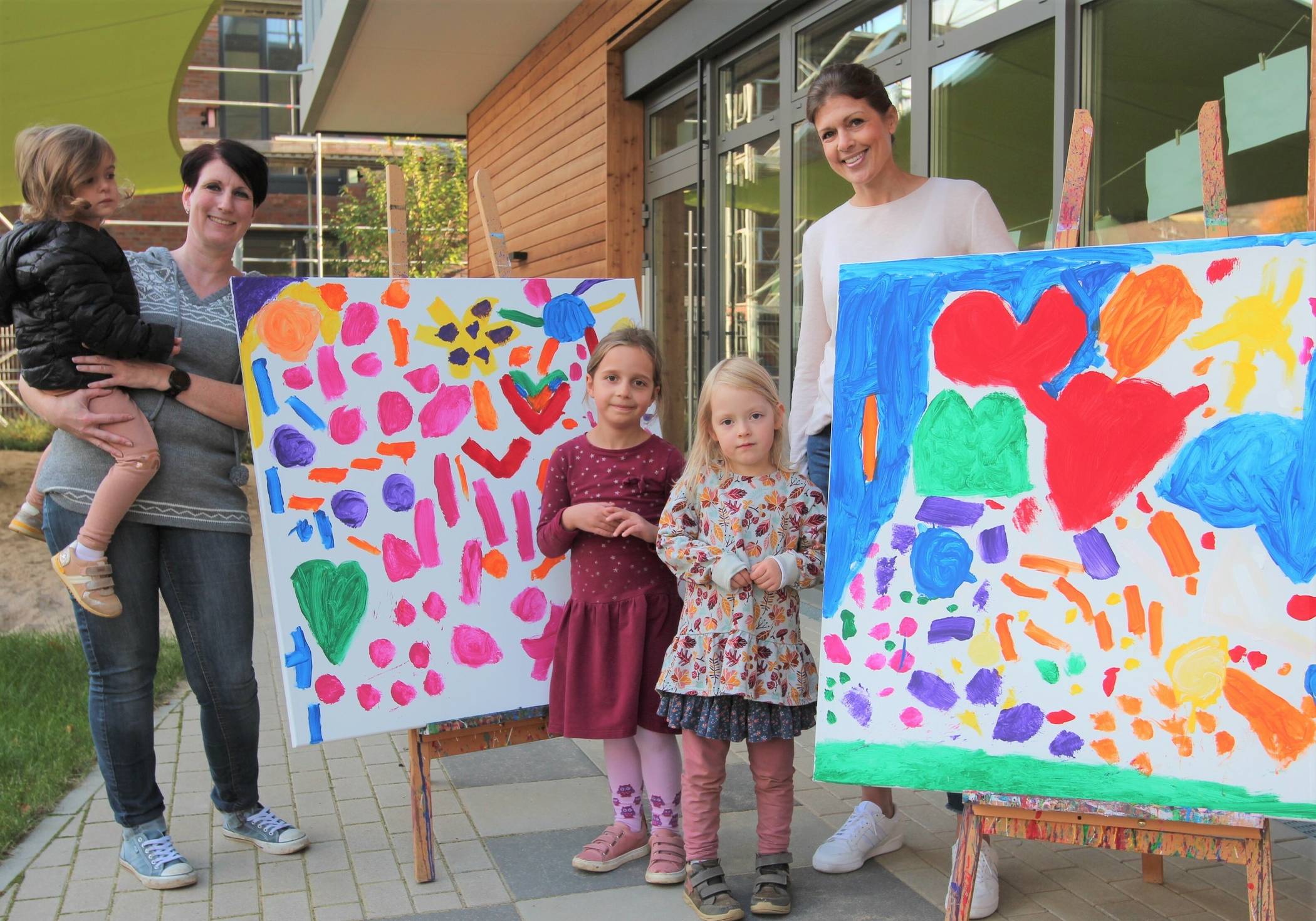  Jenny Engels (links; mit Sophie), stellvertretende Leitung der Tageseinrichtung für Kinder an der Wettinerstraße der Diakonie Düsseldorf, mit den beiden Malerinnen Nora und Feline und Dr. Karla Schmitt, Onkologin am Grevenbroicher Krankenhaus. 
