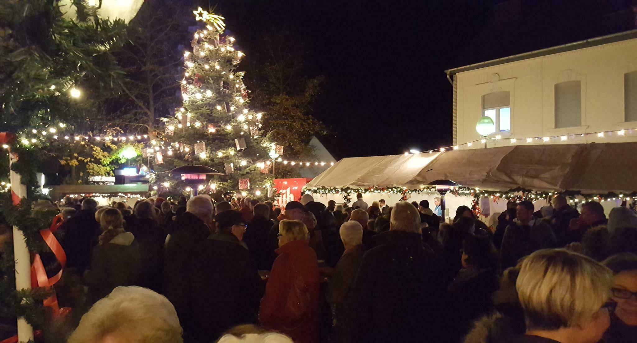  Hunderte Besucher kamen in den vergangenen Jahren zusammen, um beim Lichterfest gemeinsam in den Advent zu starten.  