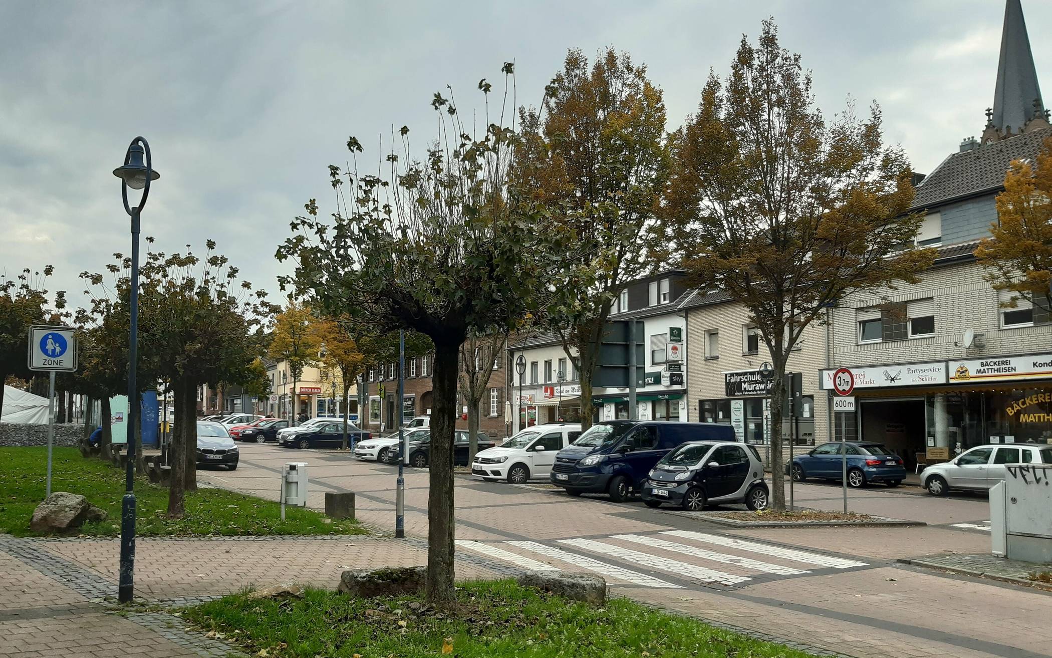  Auch am Jüchener Markt soll ein so genannter „Leuchtturm“ entstehen, wo im Notfall Feuerwehr und Verwaltung als Ansprechpartner für die Bevölkerung zur Verfügung stehen werden. 