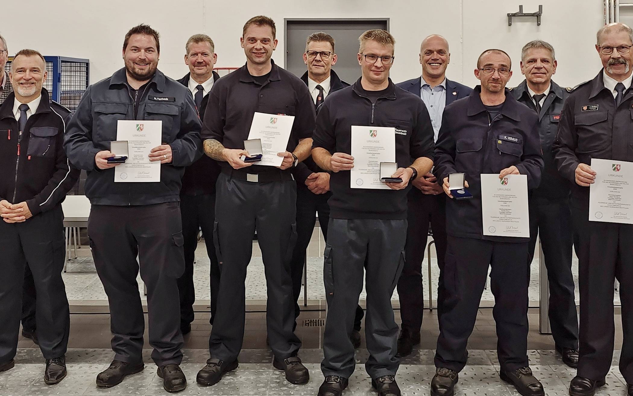 Verleihung der Fluthelfer-Medaille an Niklas Tenhaak, Dominik Wendland, Manuel Janssen, Karsten Kraus und Klaus Wendland (von links).