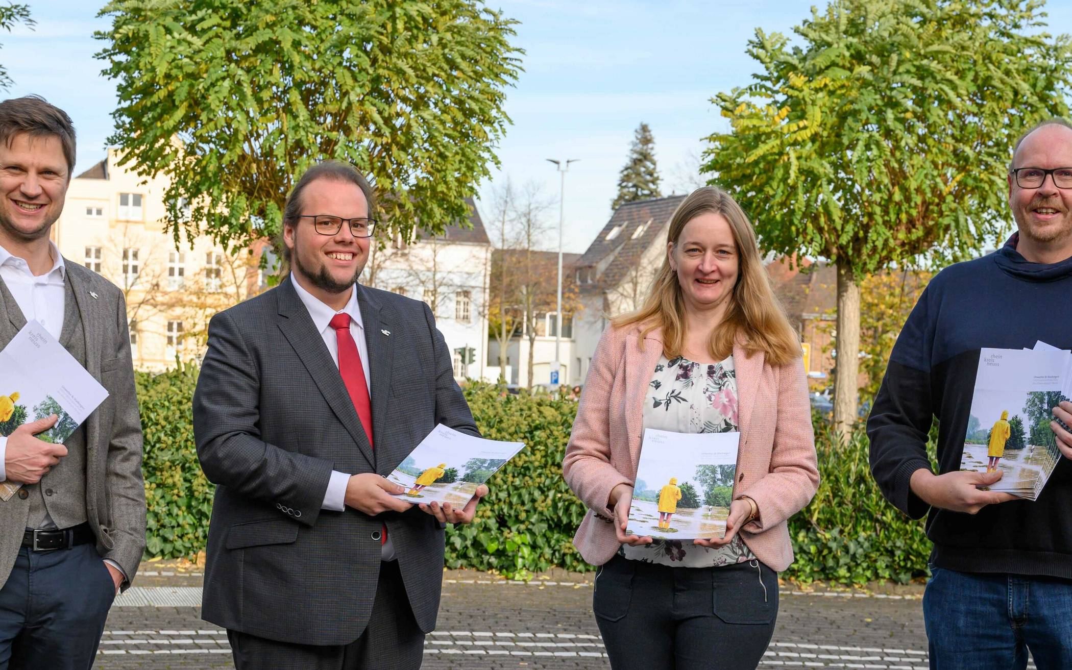  Informationsbroschüre „Unwetter &amp; Starkregen“ vorgelegt (von links): Martin Stiller, Gregor Küpper, Ines Willmer und Marcus Mertens am Kreishaus Grevenbroich. 