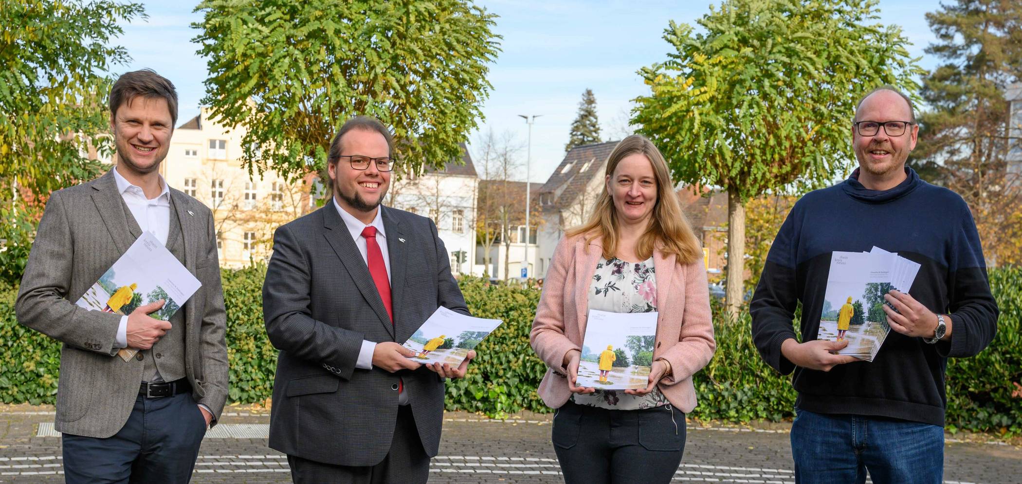  Informationsbroschüre „Unwetter &amp; Starkregen“ vorgelegt (von links): Martin Stiller, Gregor Küpper, Ines Willmer und Marcus Mertens am Kreishaus Grevenbroich. 
