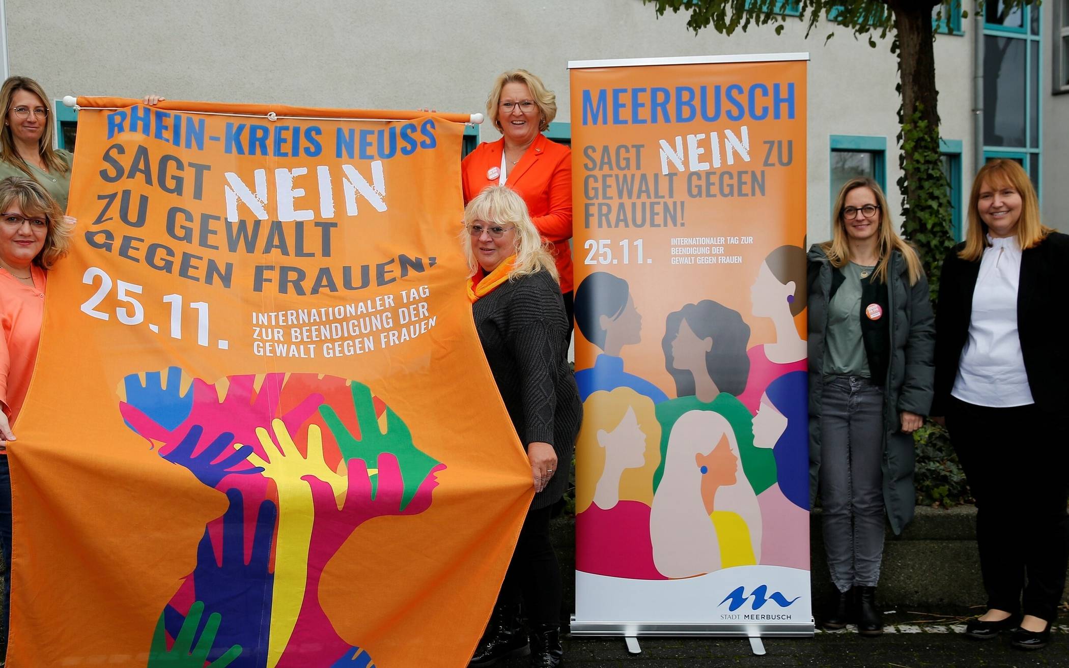 Sie stellen vor dem Kreishaus Grevenbroich die Kampagne vor (von links): die Gleichstellungsbeauftragten Ursula Schmitz (Jüchen), Sabine Raecher (Rhein-Kreis), Andrea Schiffer (Jüchen), Claudia Müllejans (Meerbusch),  Kommunikationsdesignerin Carolin Knuff und Cornelia Leufgen (Grevenbroich).