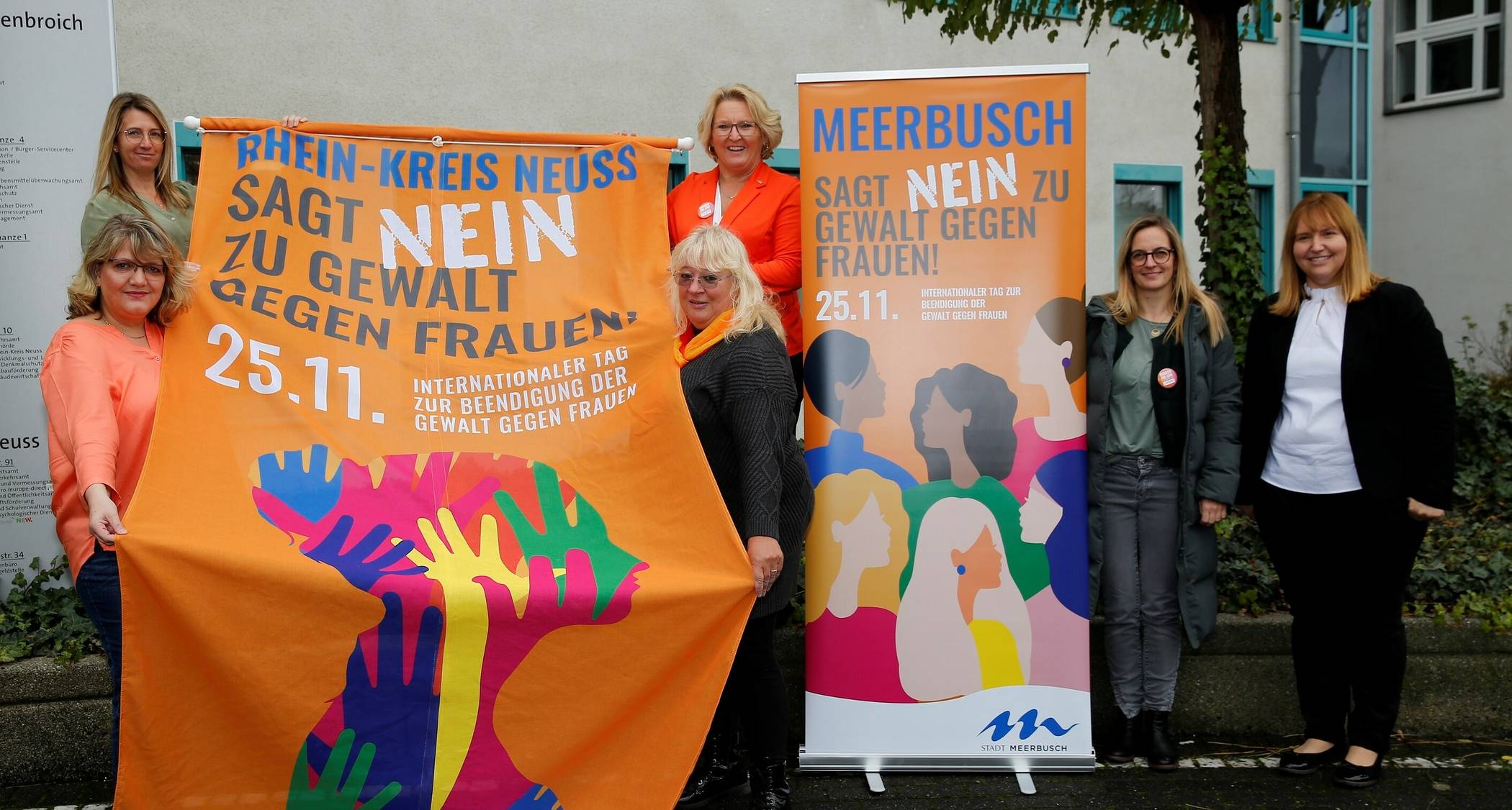 Sie stellen vor dem Kreishaus Grevenbroich die Kampagne vor (von links): die Gleichstellungsbeauftragten Ursula Schmitz (Jüchen), Sabine Raecher (Rhein-Kreis), Andrea Schiffer (Jüchen), Claudia Müllejans (Meerbusch),  Kommunikationsdesignerin Carolin Knuff und Cornelia Leufgen (Grevenbroich).