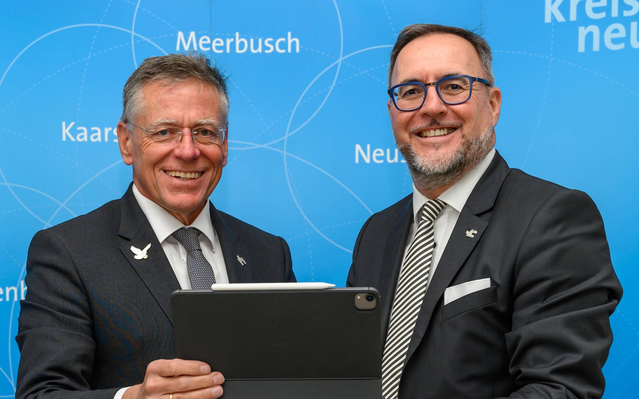 Landrat Hans-Jürgen Petrauschke (links) und Baudezernent Harald Vieten setzen auf hocheffiziente LED-Beleuchtung, um dauerhaft Energie zu sparen und den Klimaschutz zu verbessern.