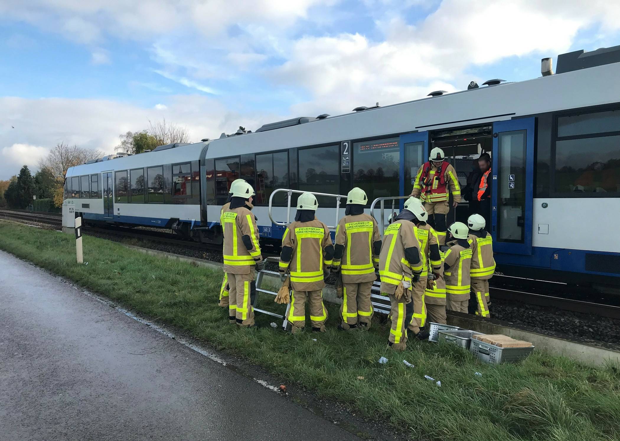 Später bauten Kräfte der hauptamtlichen Wache sowie der ehrenamtlichen Löscheinheit Kapellen für die Insassen der Regionalbahn einen Übergang aus dem Zug auf eine parallel zu den Gleisen verlaufenen Straße, damit diese die Regionalbahn verlassen konnten.