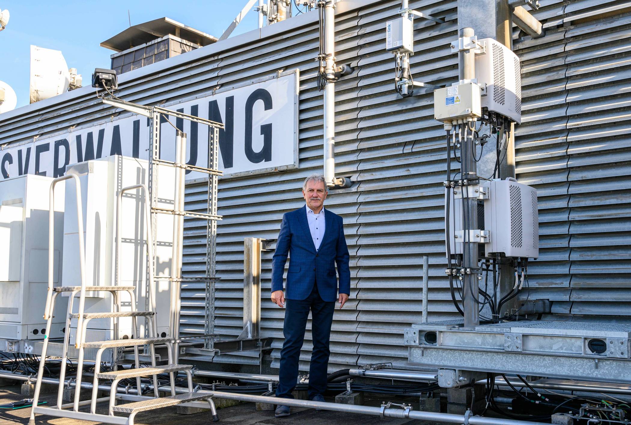 Projektleiter Horst Weiner auf dem Dach des Kreis-Hochhauses in Grevenbroich, wo eine Antenne für das LoRaWAN-Funknetzwerk installiert wurde.