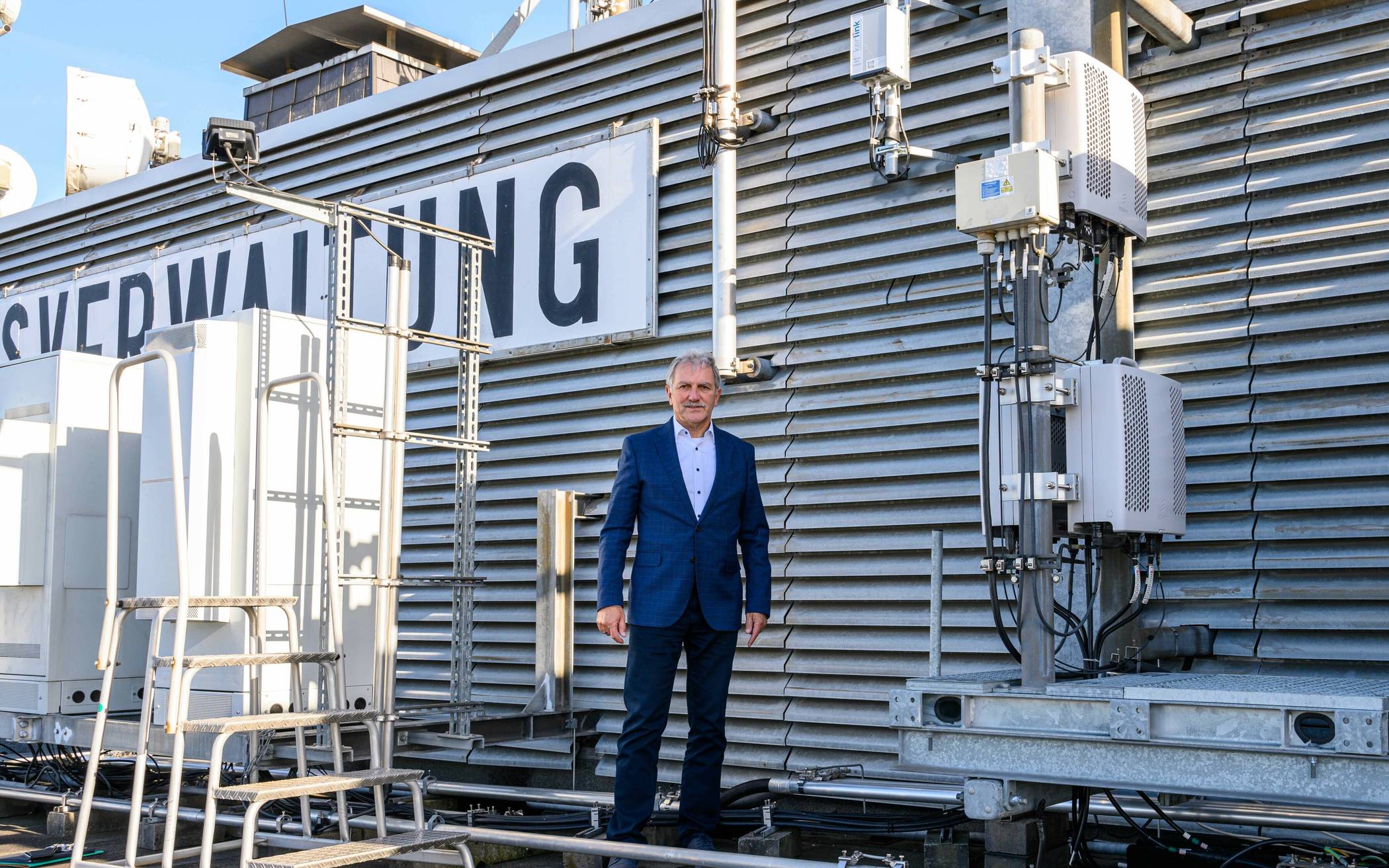 Projektleiter Horst Weiner auf dem Dach des Kreis-Hochhauses in Grevenbroich, wo eine Antenne für das LoRaWAN-Funknetzwerk installiert wurde.