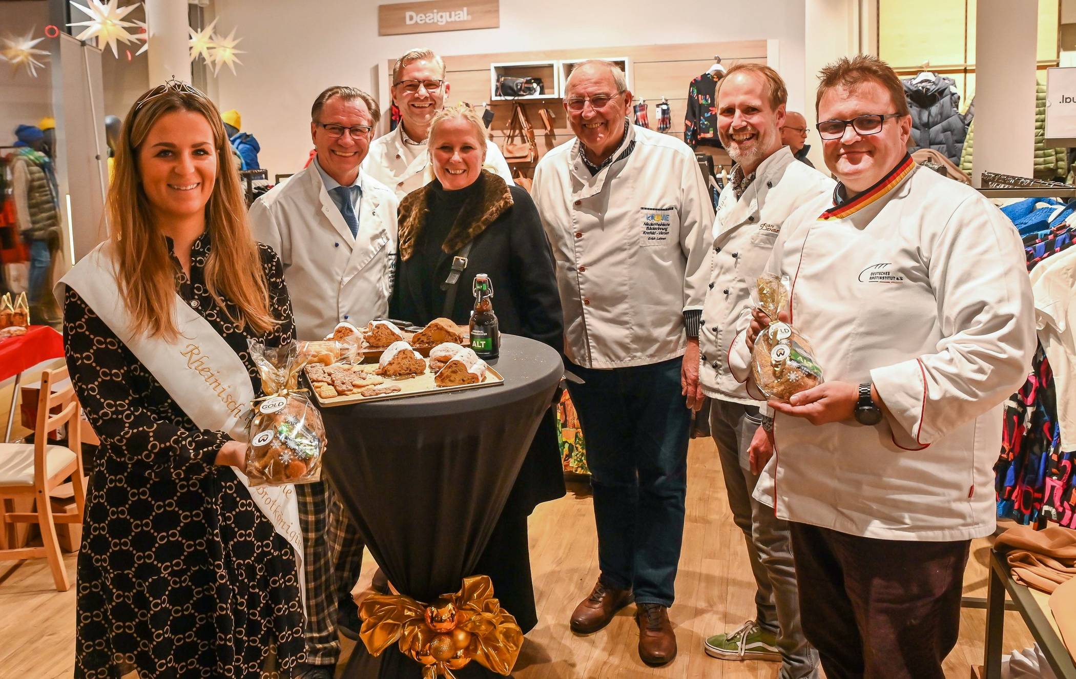 Gute Laune bei der Stollenprüfung (von links): Brotprinzessin Carlotta Stinges, Obermeister Rudolf Weißert, Josef Bölte, Bürgermeisterin Kerstin Jensen, Vize-Obermeister Erich Lehnen, Sebastian van Densen und Prüfer Markus Theißen.
