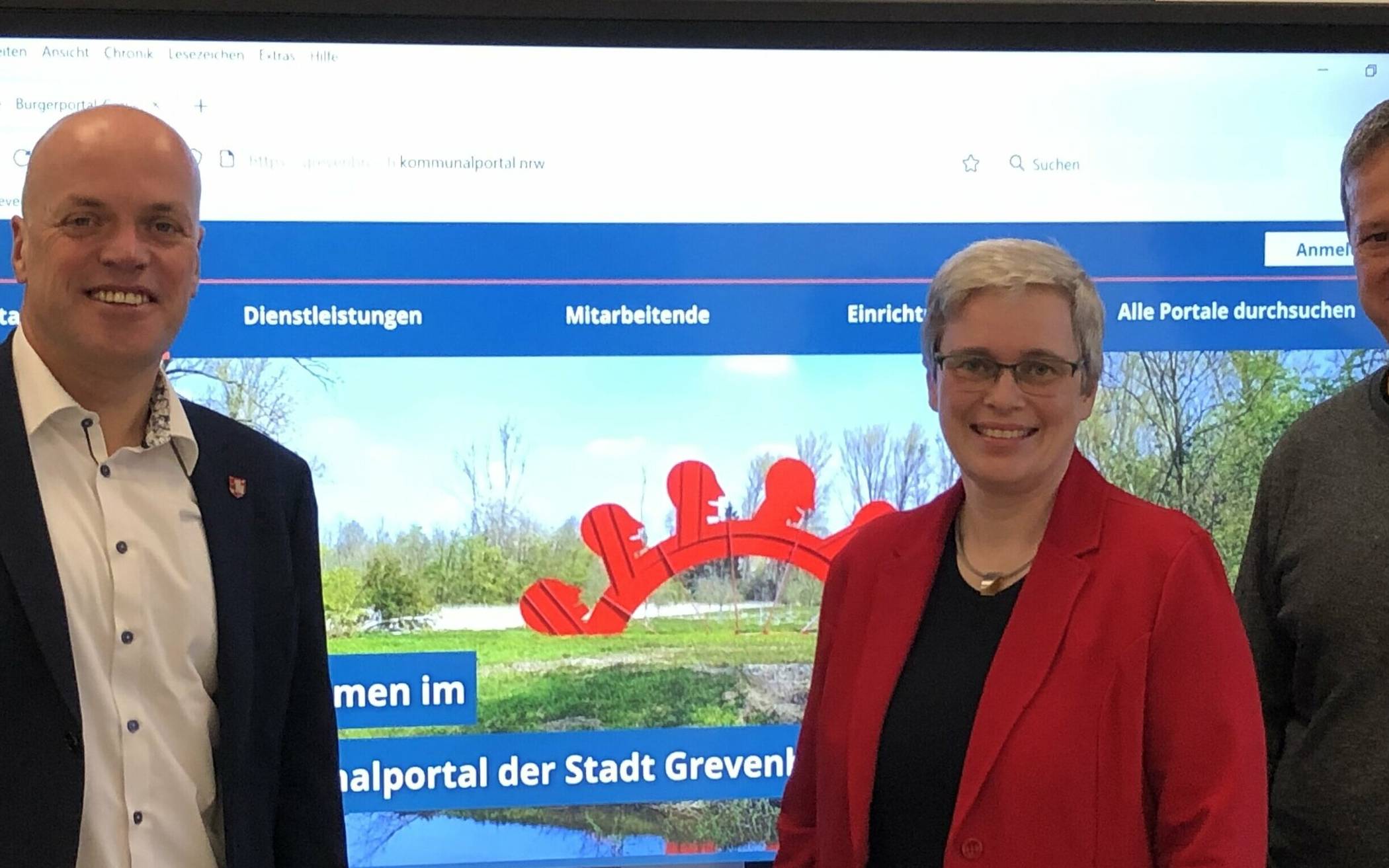  Bürgermeister Klaus Krützen, Digitalisierungs-Beauftragte Andrea Heinrich und Adminstrator Jörg Schoog (von links) vor der neuen Plattform. 