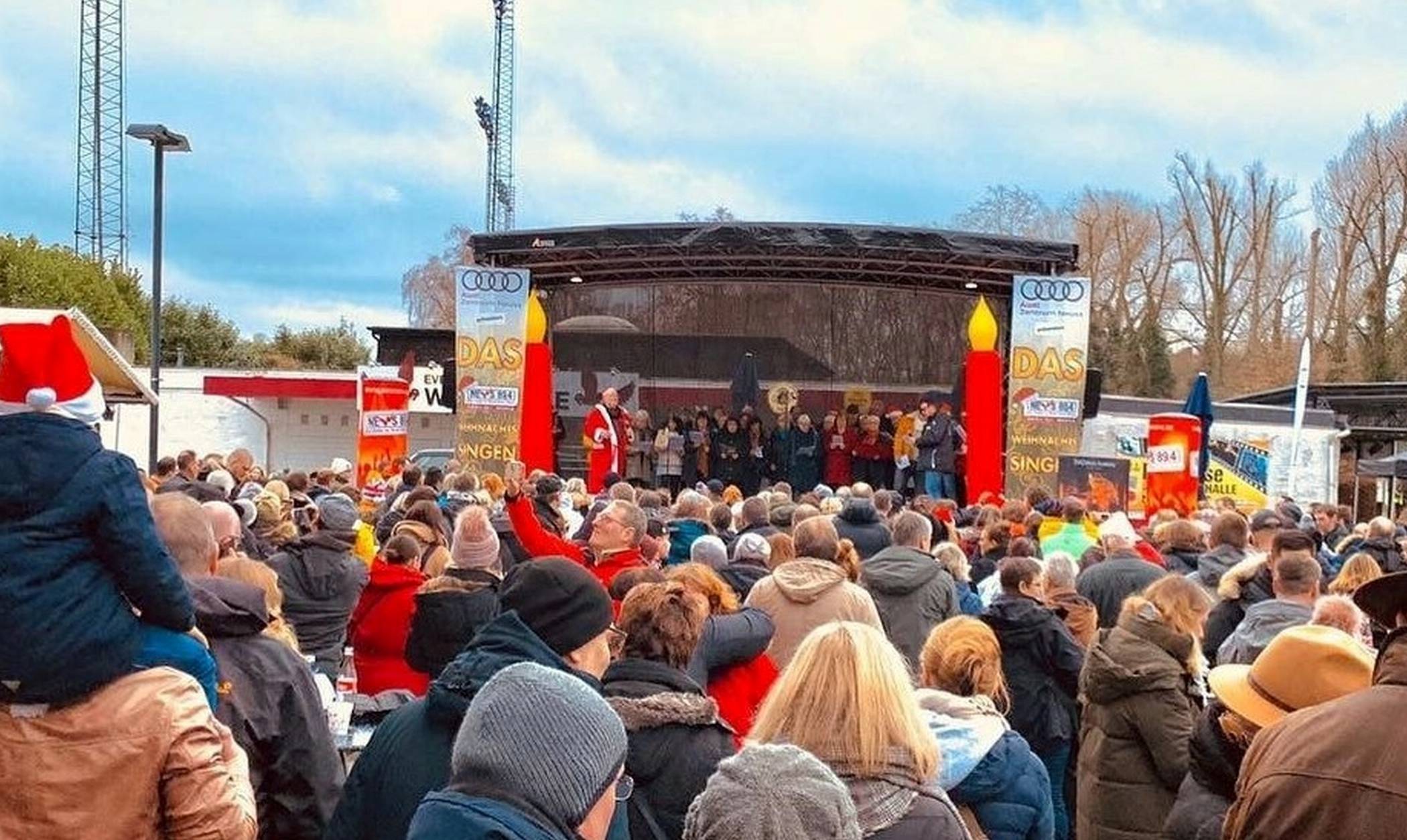  Zwei Stunden soll gesungen werden. Mit dabei sind alle Klassiker wie „Leise rieselt der Schnee“, „Oh Tannenbaum“ , „In der Weihnachtsbäckerei“ oder aber auch „Last Chrismas“.  