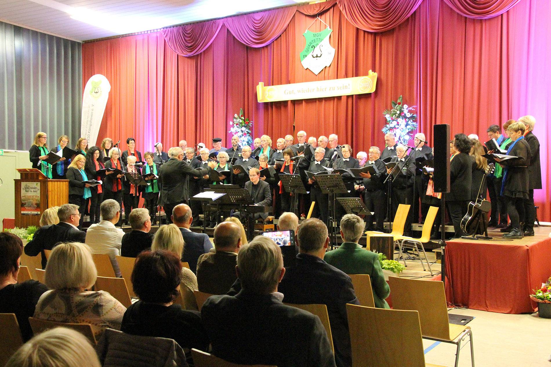  Beim großen Bühnenfinale begeisterte der gemischte Chor aus MGV Quartettverein Königshoven und „Colourful Voices“ Bedburg mit „Frieden für die Welt“ – ein klares politisches Statement, musikalisch vorgetragen. 