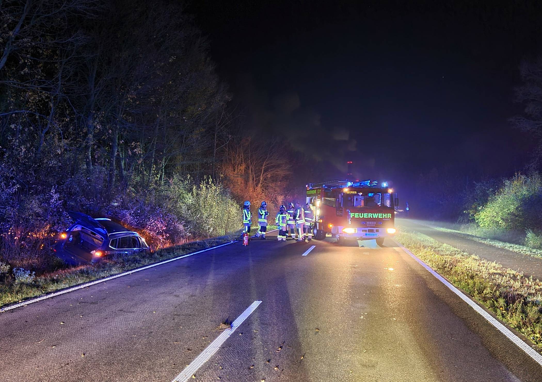 Eine Verletzte Person nach einem Verkehrsunfall bei Frimmersdorf.