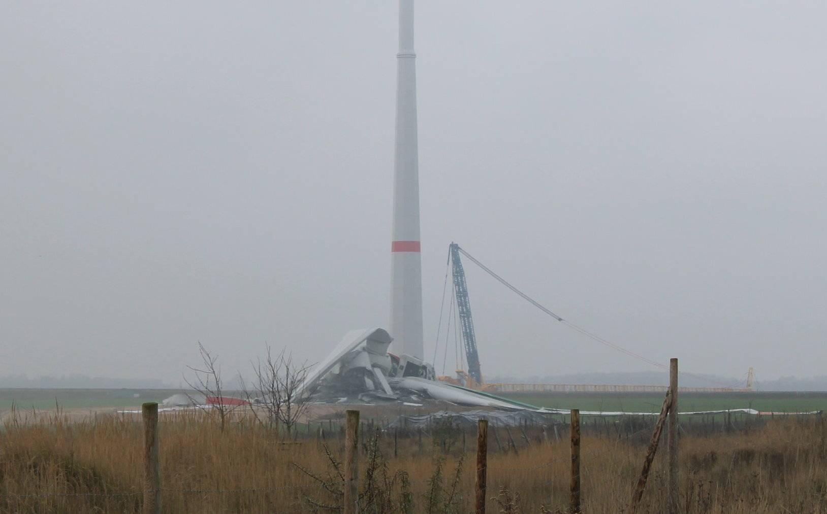 Die Windkraftanlage liegt auf dem Boden.