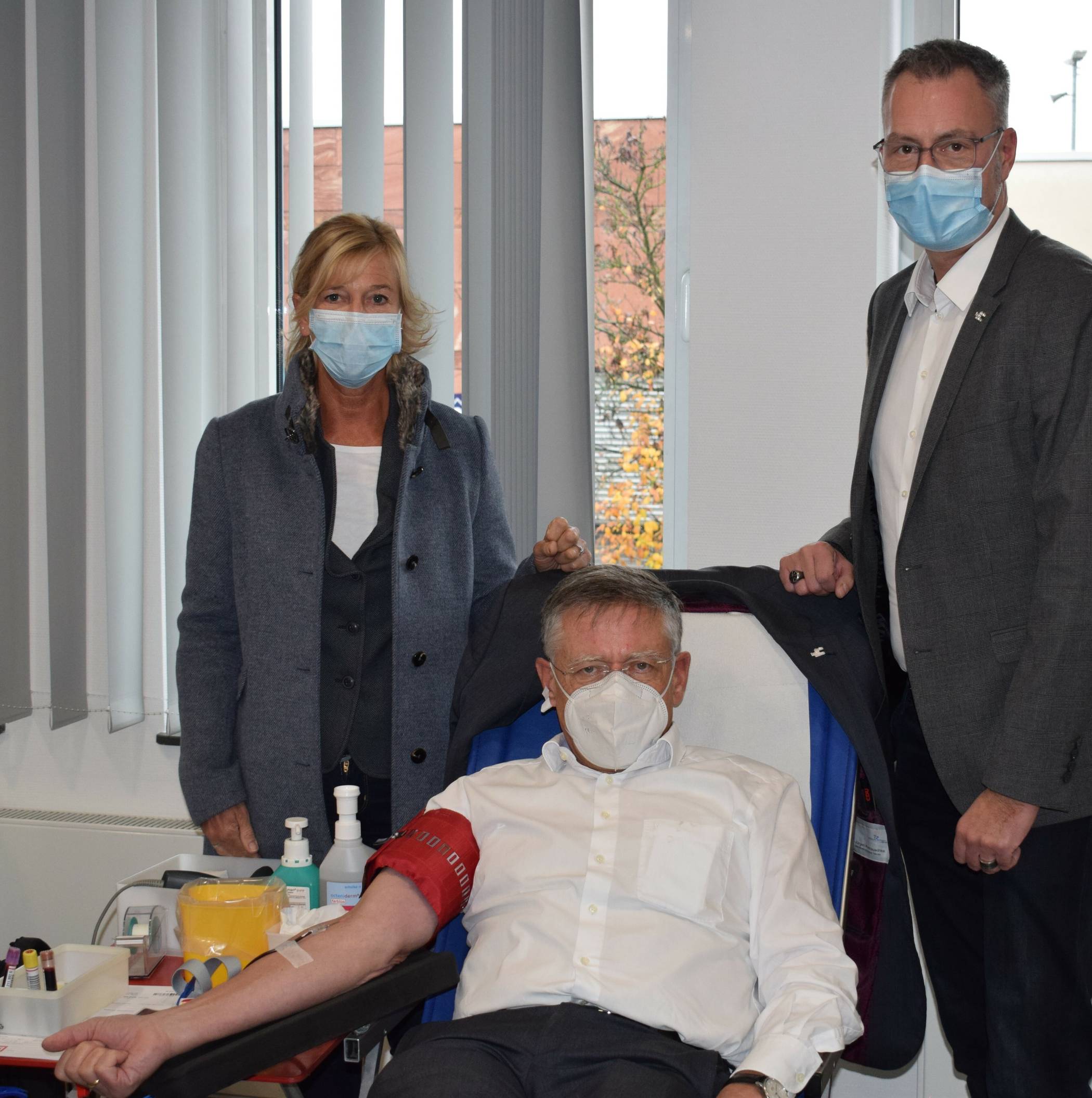  Landrat Hans-Jürgen Petrauschke bei der Blutspende, hier mit dem Personalratsvorsitzenden Mario Broisch und Birgit Baust vom DRK. 