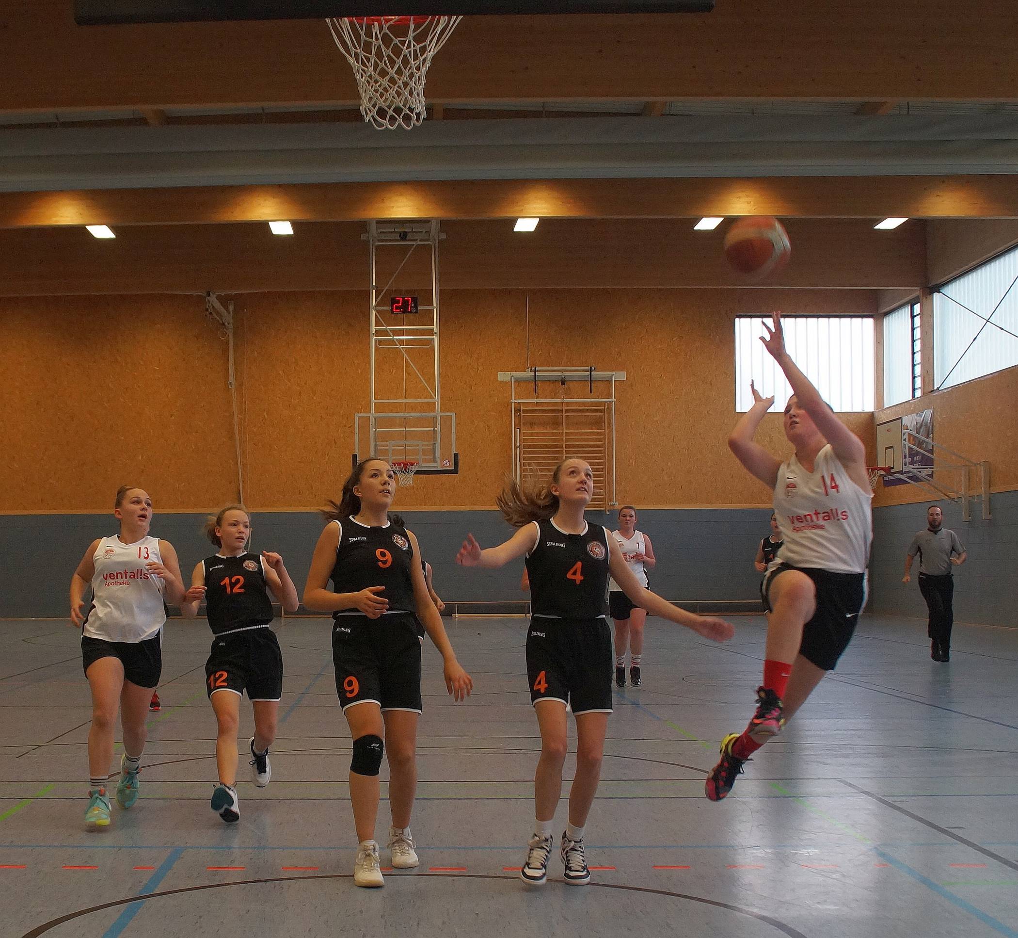  Die „Überfliegerinnen“ der weiblichen Scorpions-U14: Ella Coenen (links, Nummer 13) und Franziska Krings (rechts, Nummer 14) steuerten zusammen 35 Punkte zum deutlichen Heimsieg ihres an der Oberliga-Tabellenspitze thronenden Teams bei.  
  