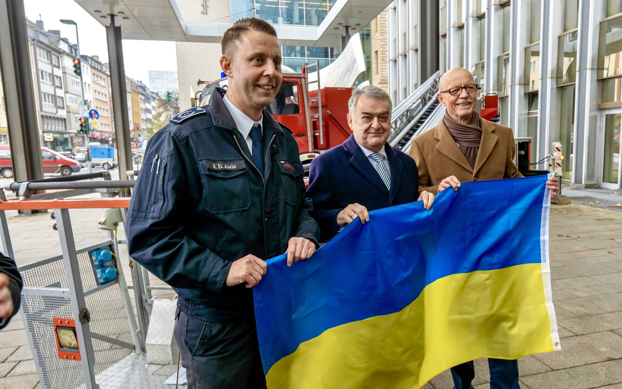 Stadt übergibt Drehleiter an Hilfskonvoi