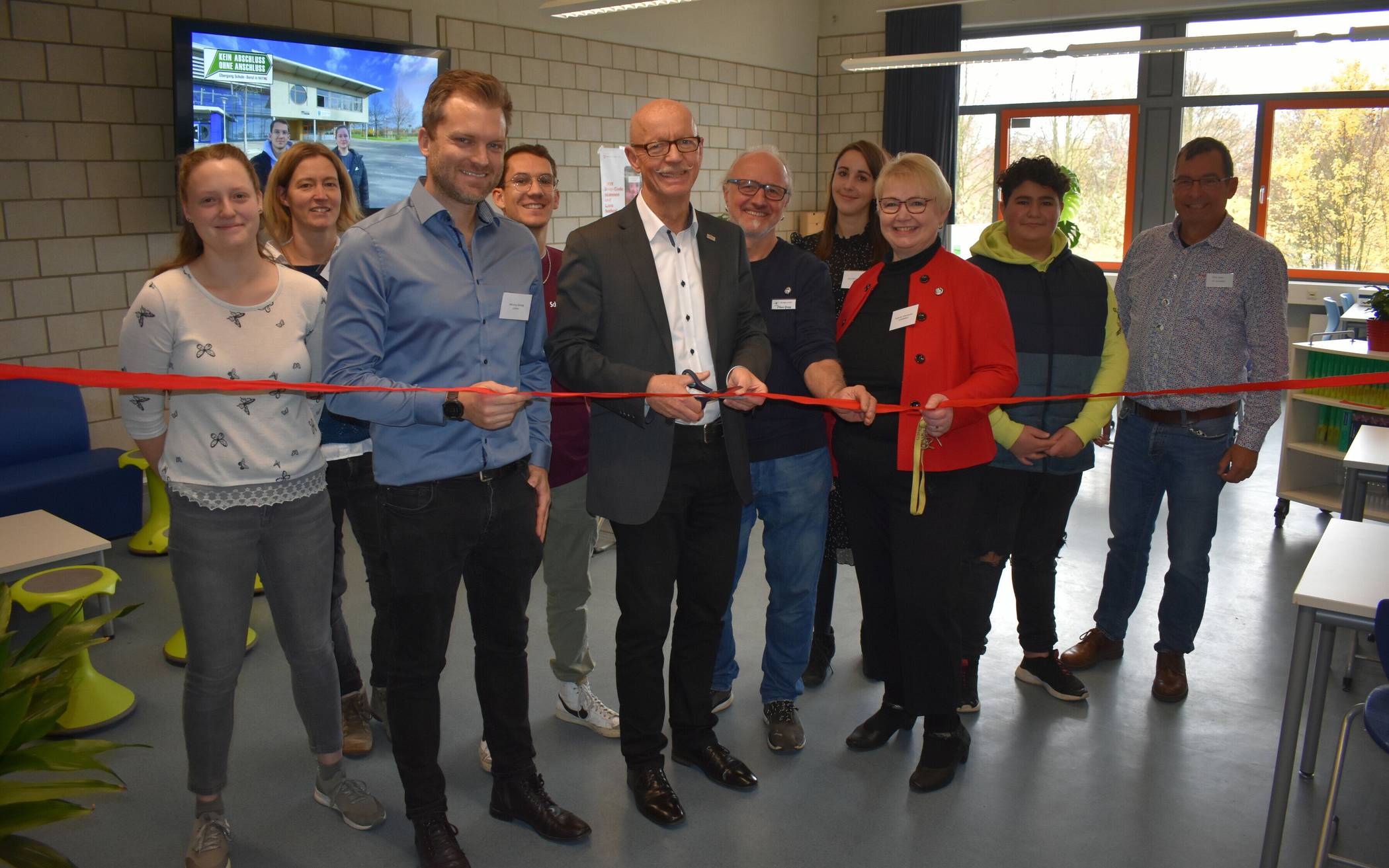  Bürgermeister Harald Zillikens eröffnete im Rahmen des Tages der offenen Tür feierlich das neue, modern ausgestattete Berufsorientierungsbüro an der Gesamtschule Jüchen. 