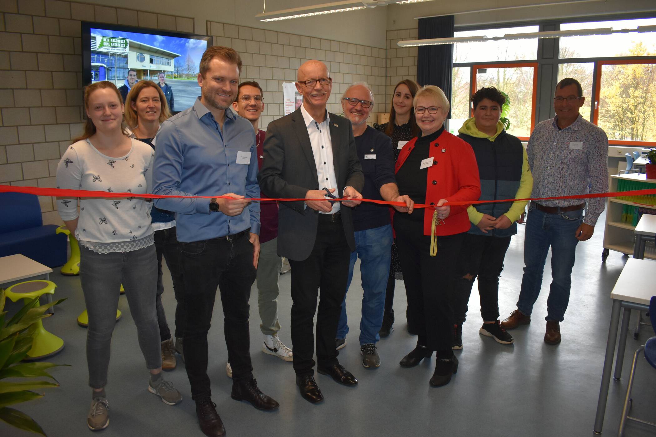  Bürgermeister Harald Zillikens eröffnete im Rahmen des Tages der offenen Tür feierlich das neue, modern ausgestattete Berufsorientierungsbüro an der Gesamtschule Jüchen. 