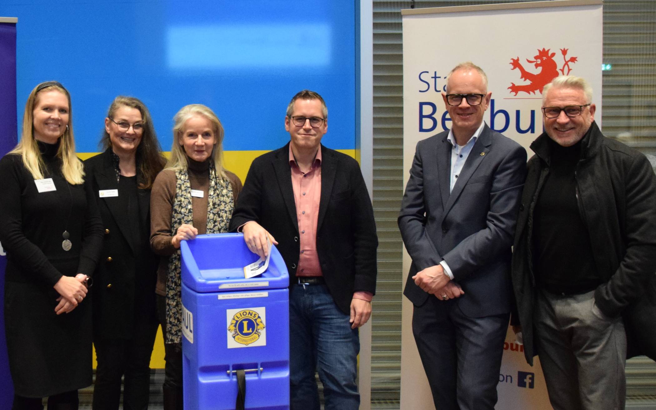  Anna Noddeland (Leiterin Stabsstelle Soziale Stadt der Stadt Bedburg), Claudia Reiser, Professor Beate Braun (beide Rotary Club Rhein-Erft), Sascha Solbach (Bürgermeister der Stadt Bedburg), Stefan Twesten, Dr. Guido Ebeler (Lions Club Bergheim-Erft). 