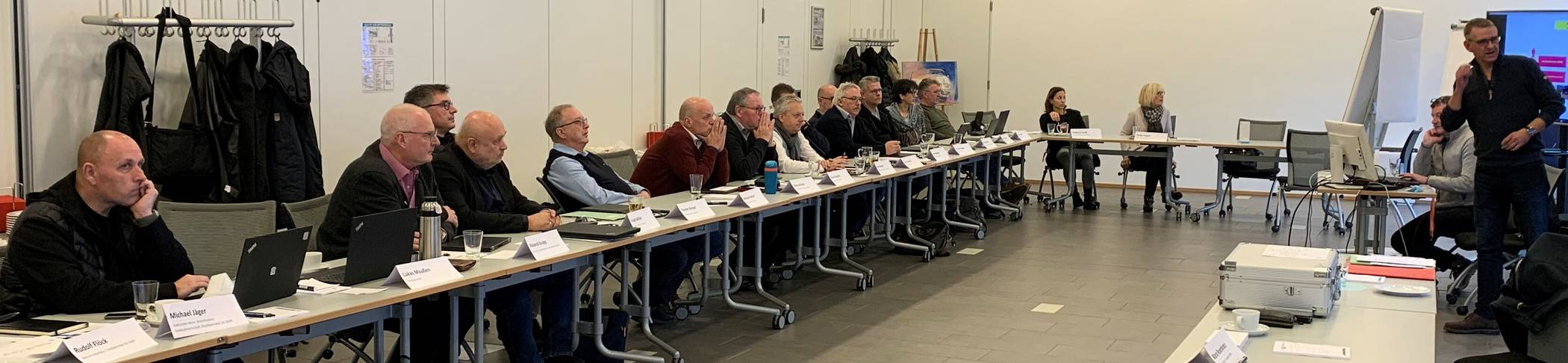  Der Bürgermeister und sein Krisenstab während der Übung. 