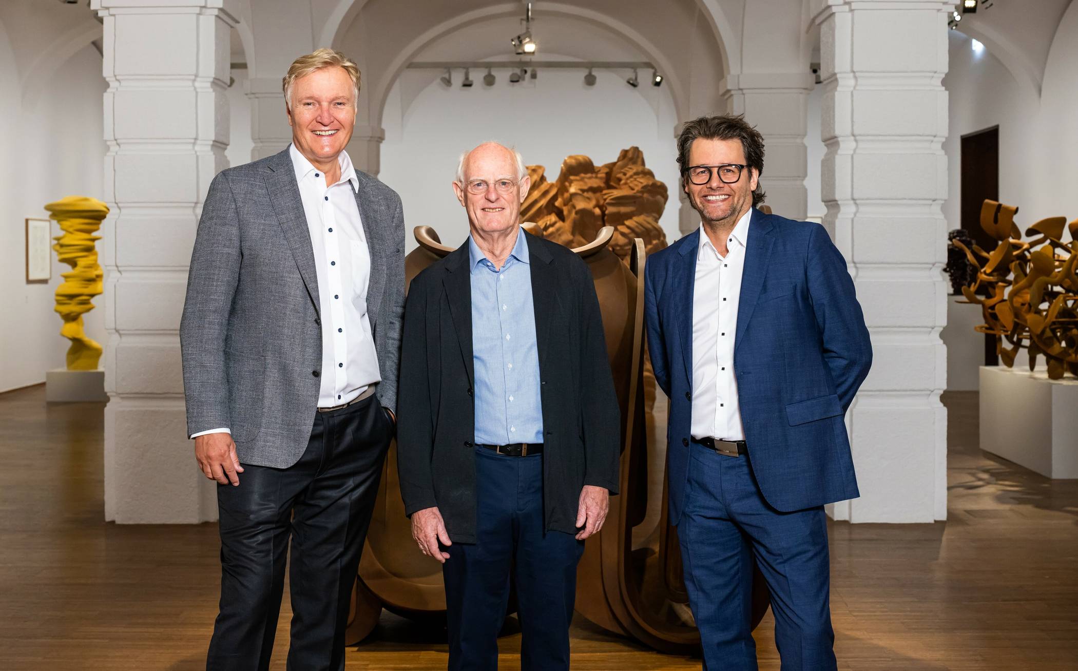  Dirk Geuer mit dem englischen Künstler Tony Cragg (Mitte) bei dessen gerade zu Ende gegangener Ausstellung „Sculpture – Body and Soul“ in der Wiener Albertina (zusammen mit Museums-Generaldirektor Prof. Dr. Klaus Schröder. links).  
