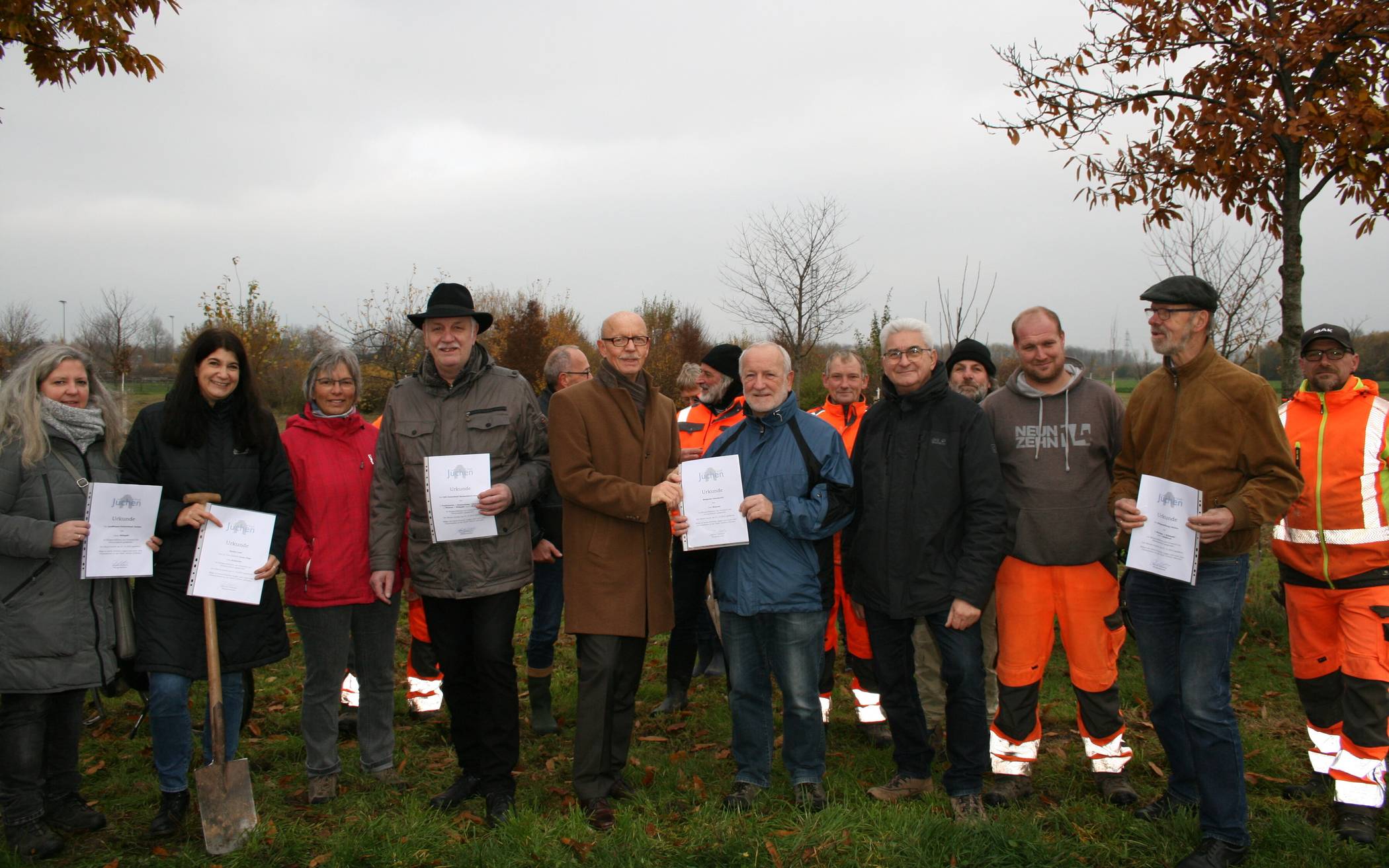  Bürgermeister Harald Zillikens (Mitte) mit Baumspendern sowie Mitarbeitern des Baubetriebshofes und des NABU Jüchen.  