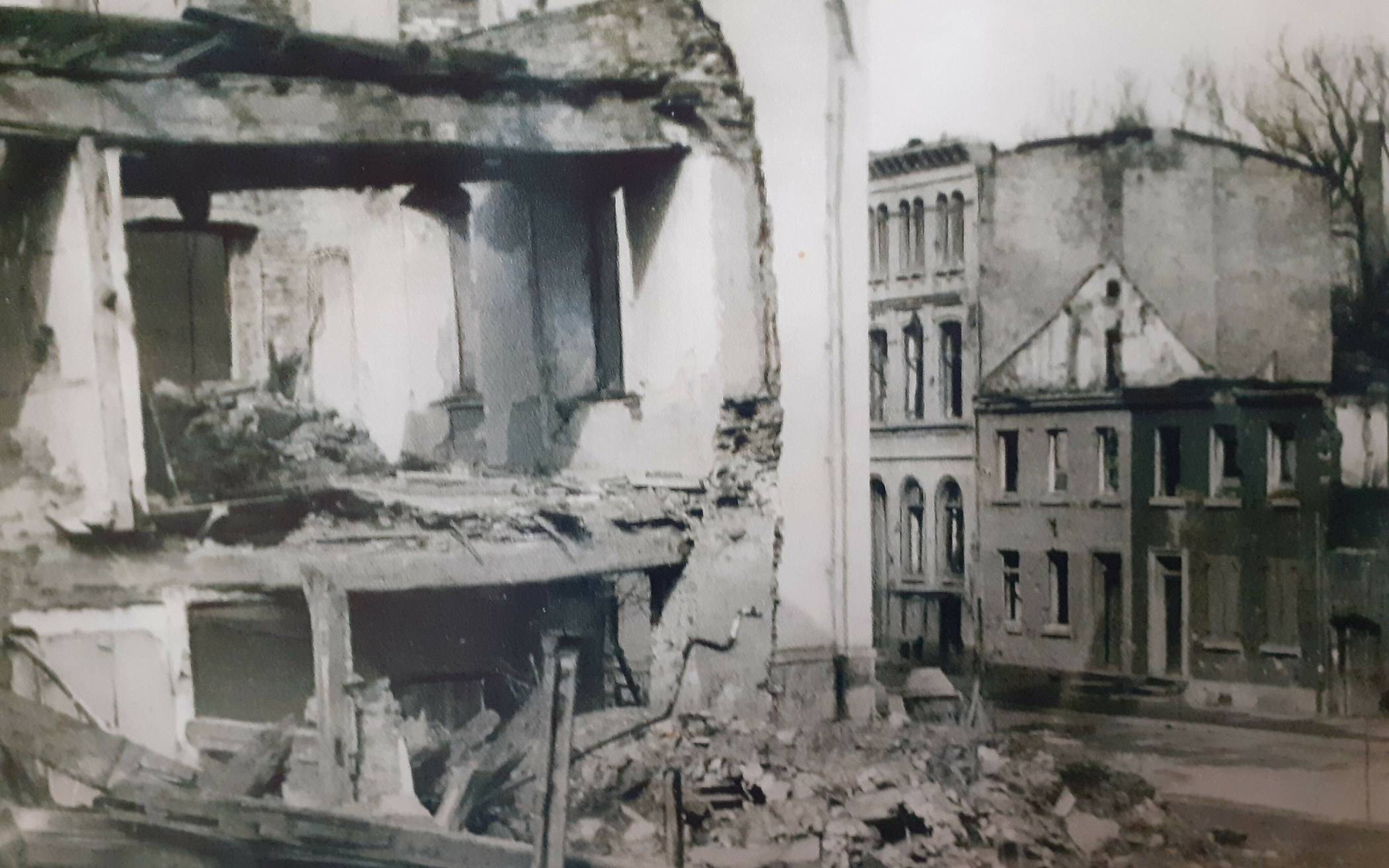 Die historische Aufnahme zeigt die Zerstörung am ehemaligen Wilhelmitenkloster in Grevenbroich. Im Hintergrund die ursprüngliche Bebauung am Ostwall (heute Eingang zum Stadtpark).  