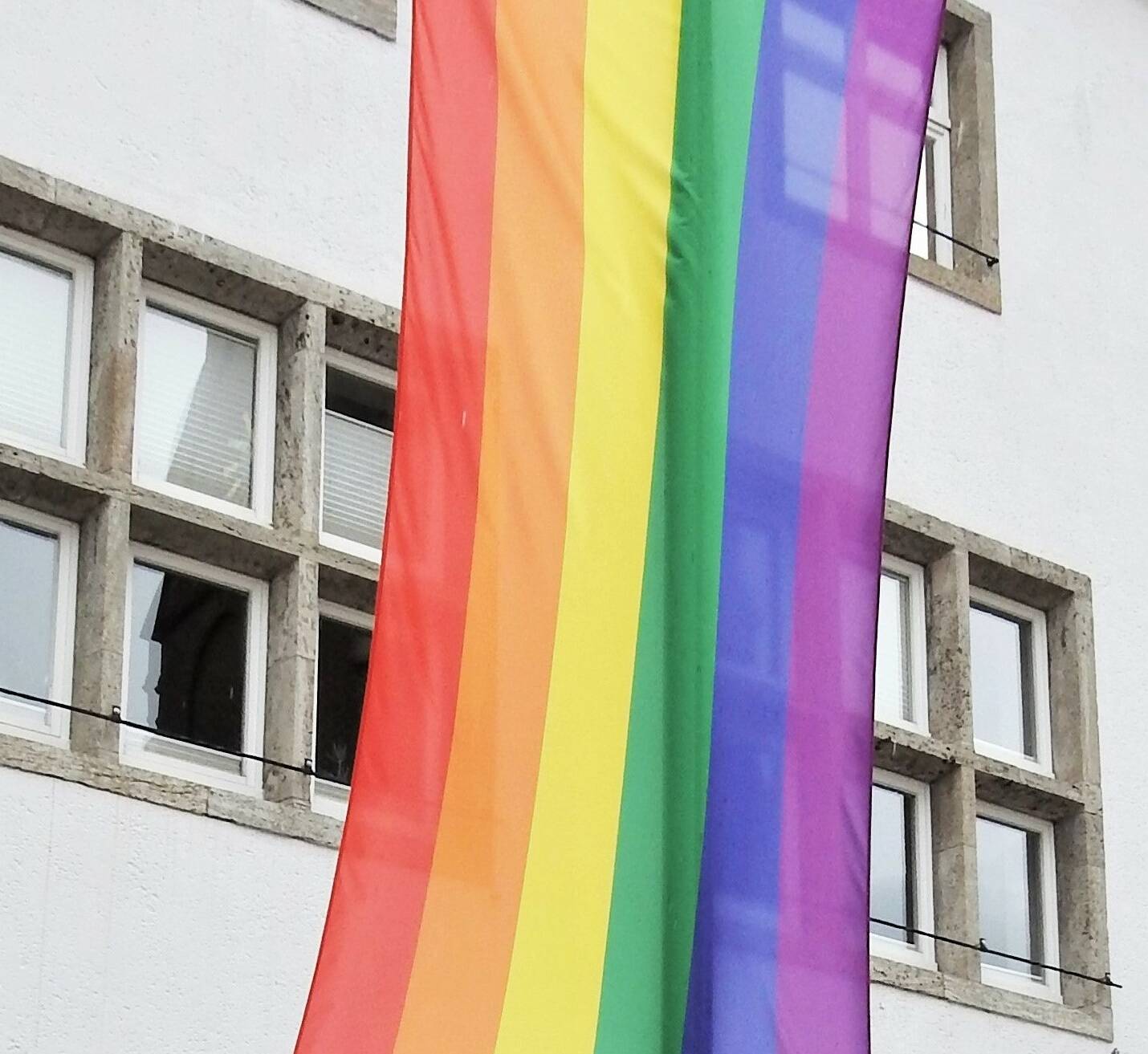 Die Regenbogen-Fahne am Grevenbroicher Rathaus.