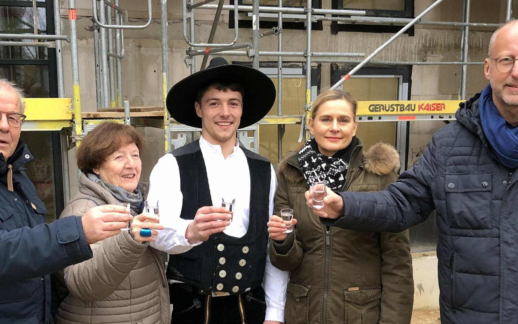 Ein Prosit auf den Rohbau: Manfred Franck und Dorothea Zimmermann vom Aufsichtsrat des Bauvereins und Petra Heller und Sven Möller von dessen Vorstand stoßen mit Zimmermann Noah Schriefers (Mitte) an. 