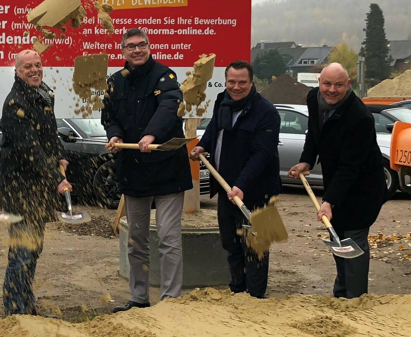 Bürgermeister Krützen und Planungs-Dezernent Herpel hatten sichtlich Spaß, den Spaten zu schwingen. Ganz rechts Expansionsleiter Thelen. 