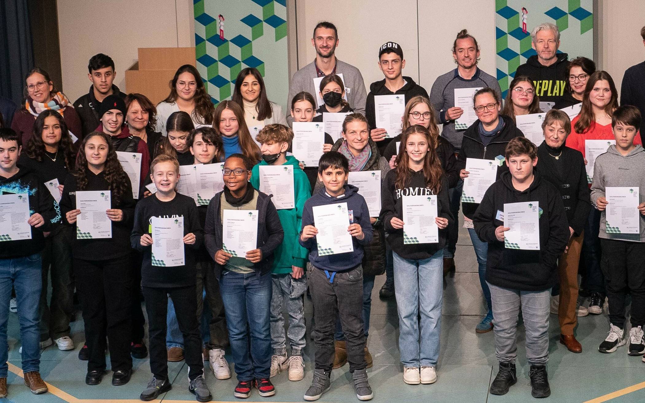 Elke Stirken, Leiterin des Amtes für Schulen und Kultur im Rhein-Kreis (Vierte vorne von rechts), und Johannes Feser, Referent für Medienbildung im Kreis-Medienzentrum (rechts), überreichten Urkunden an die Medien-Scouts.