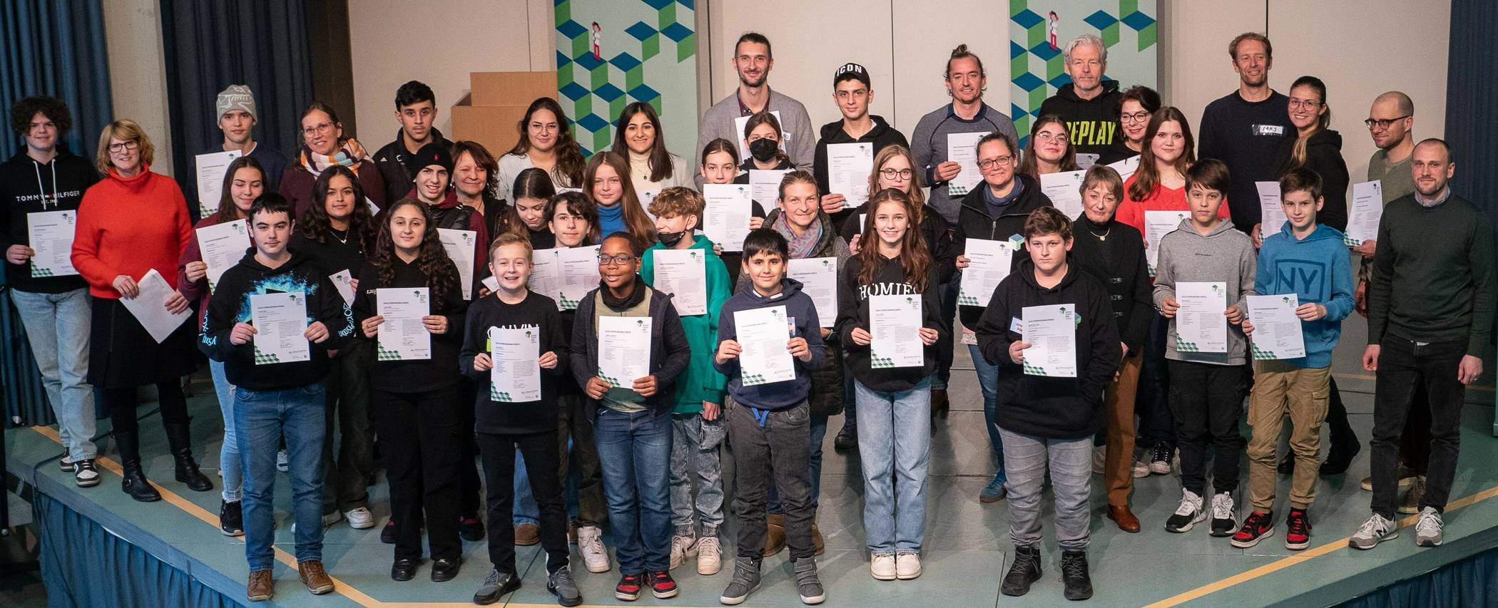 Elke Stirken, Leiterin des Amtes für Schulen und Kultur im Rhein-Kreis (Vierte vorne von rechts), und Johannes Feser, Referent für Medienbildung im Kreis-Medienzentrum (rechts), überreichten Urkunden an die Medien-Scouts.