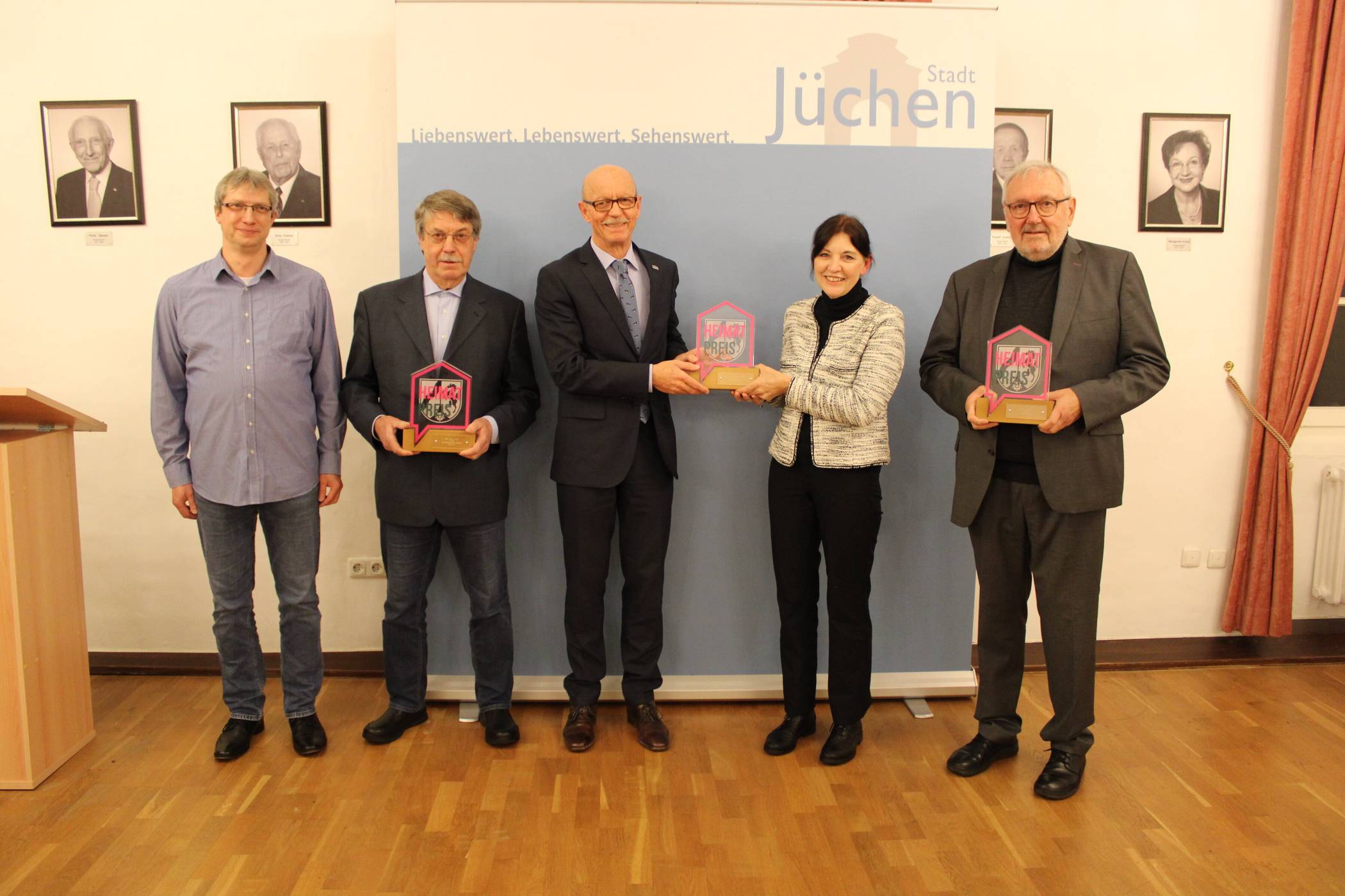 Von links: Mirko Löhr und Bernd Mockel vom Geselligkeitsverein Wallrath, Bürgermeister Harald Zillikens, Monika Maßen und Heinrich Euler.  