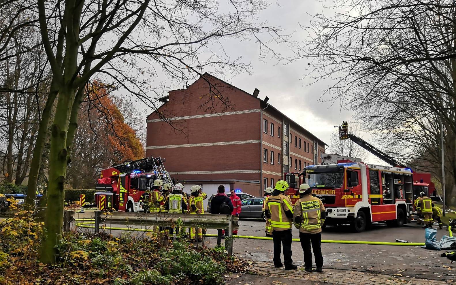 Ein Toter und verletzte Person bei Wohnungsbrand in Neurath