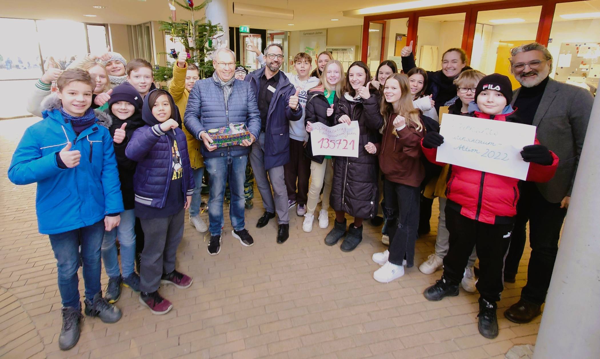 Das Gymnasium Jüchen steuerte wieder eine Spende für die Wunschbaumaktion der Bürgerstiftung bei.  