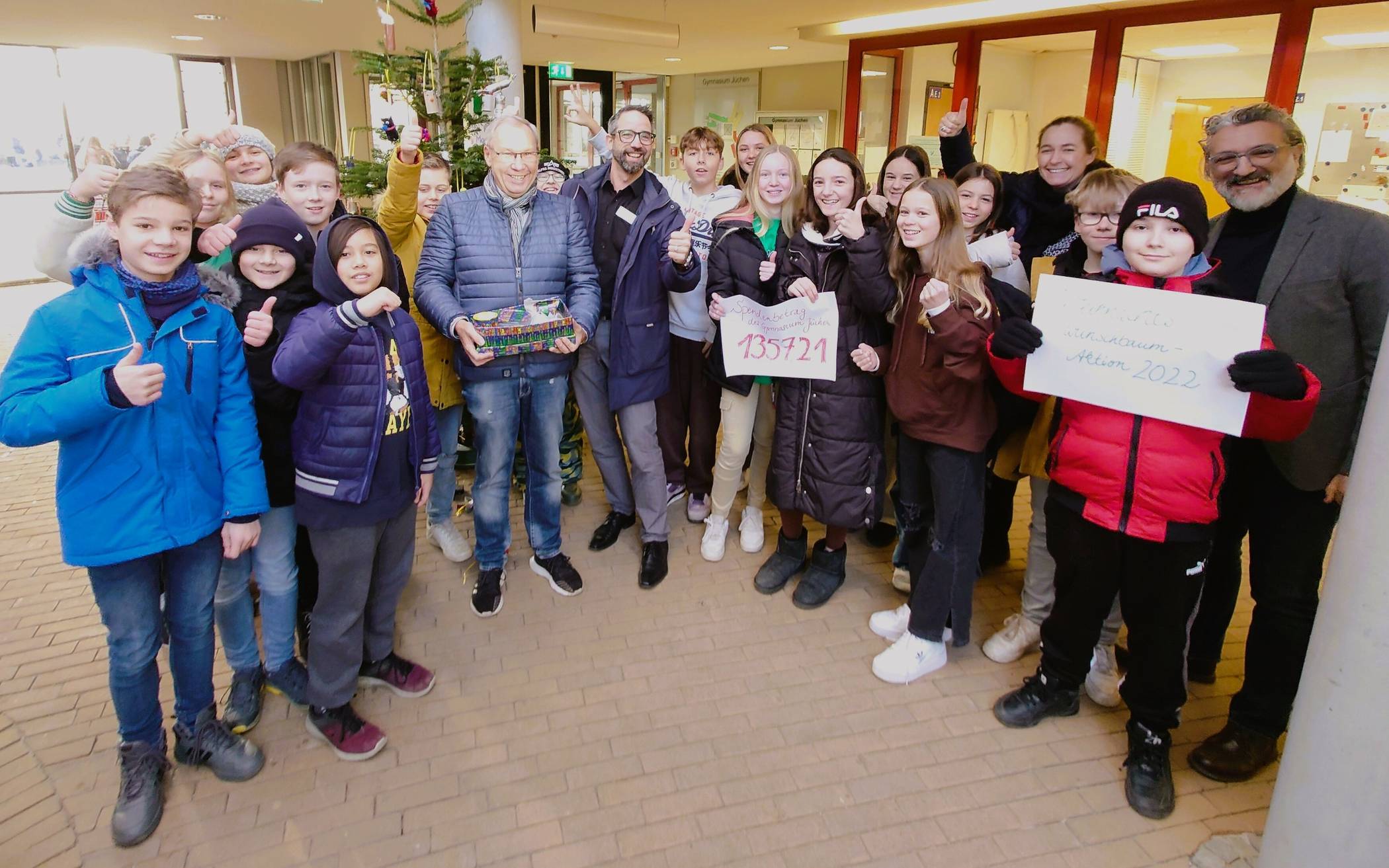 Das Gymnasium Jüchen steuerte wieder eine Spende für die Wunschbaumaktion der Bürgerstiftung bei.  