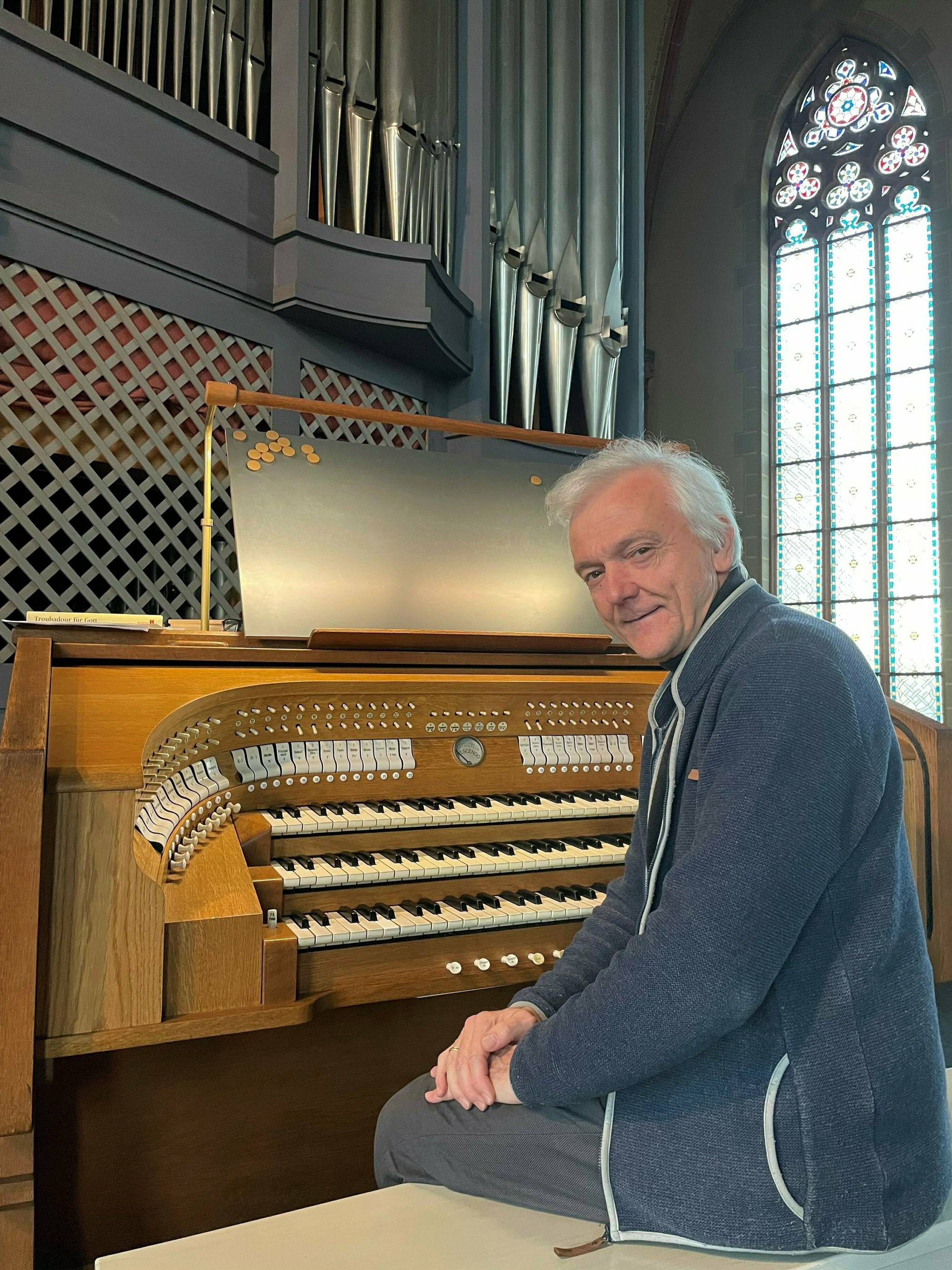  Kirchenmusiker Wilhelm Junker ist verantwortlich für die musikalische Gestaltung. 
  