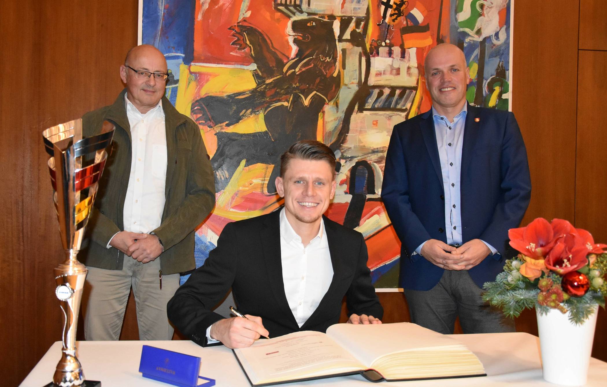  Zu Beginn der vorwöchigen Ratssitzung stand ein besonderer Punkt auf der Tagesordnung:&nbsp;Stefan Ekerold, Meister der Deutschen Motocross-Meisterschaft der Klasse Open, trug sich in das „Goldene Buch“ der Stadt ein. Der 27-Jährige gewann im September das in Sachsen ausgetragene Finale der Klasse Open für den MSC Grevenbroich und sicherte sich damit seinen ersten Deutschen Meistertitel. „Stefan Ekerold hat mit seinen Leistungen und seinem deutlichen Sieg in der Deutschen Motocross-Meisterschaft beeindruckt und unsere Stadt auf höchstem sportlichen Niveau repräsentiert“, so Bürgermeister Klaus Krützen in der Ratssitzung. 