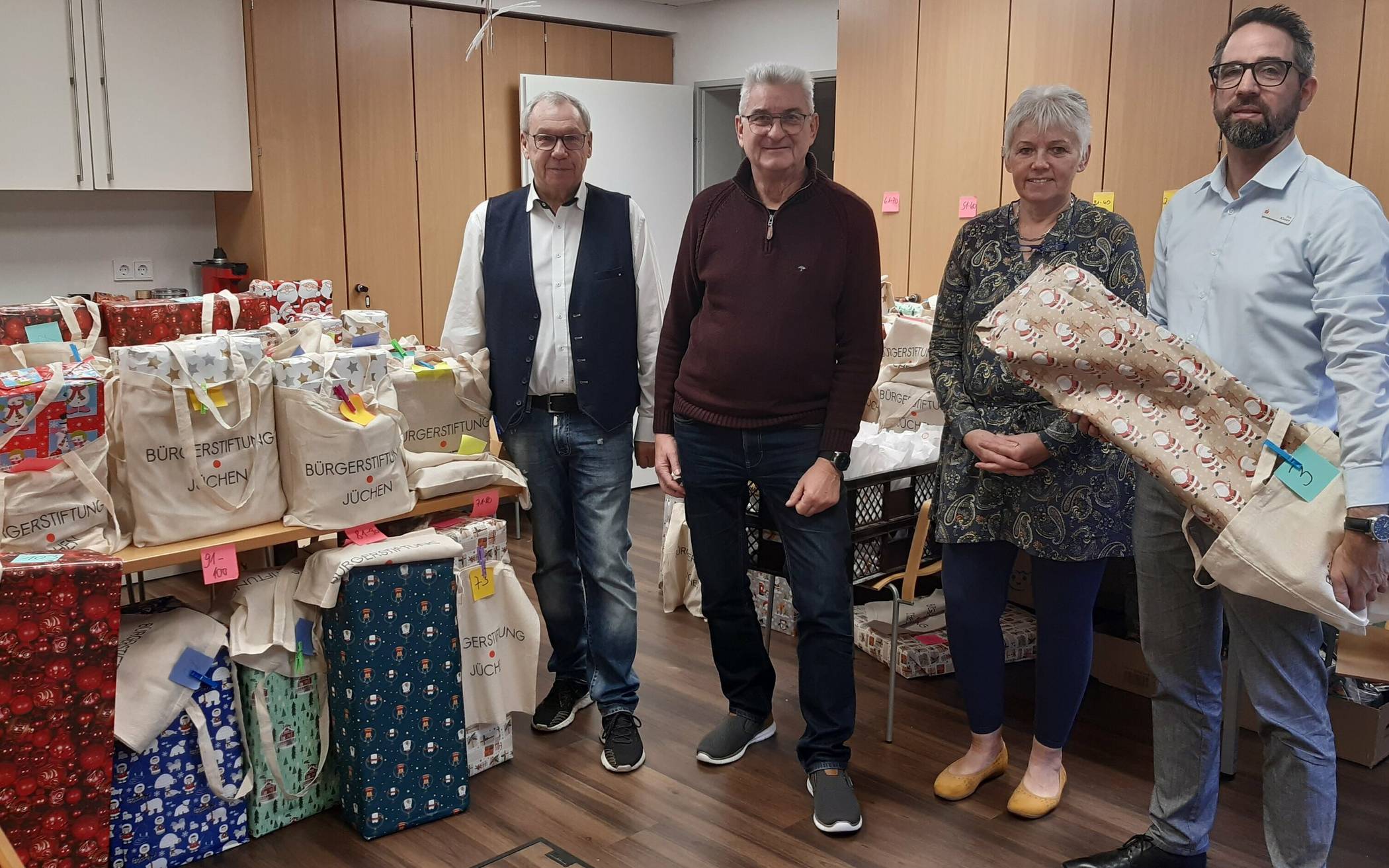  Joachim Drossert, Jürgen Liedmann, Bärbel Meisen und Dirk Klasen konnten über 200 Päckchen verteilen.  