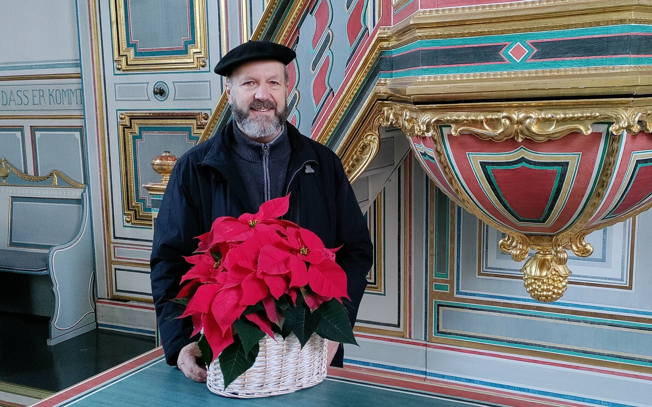  Pfarrer Horst Porkolab mit dem schönen Weihnachtsstern.  