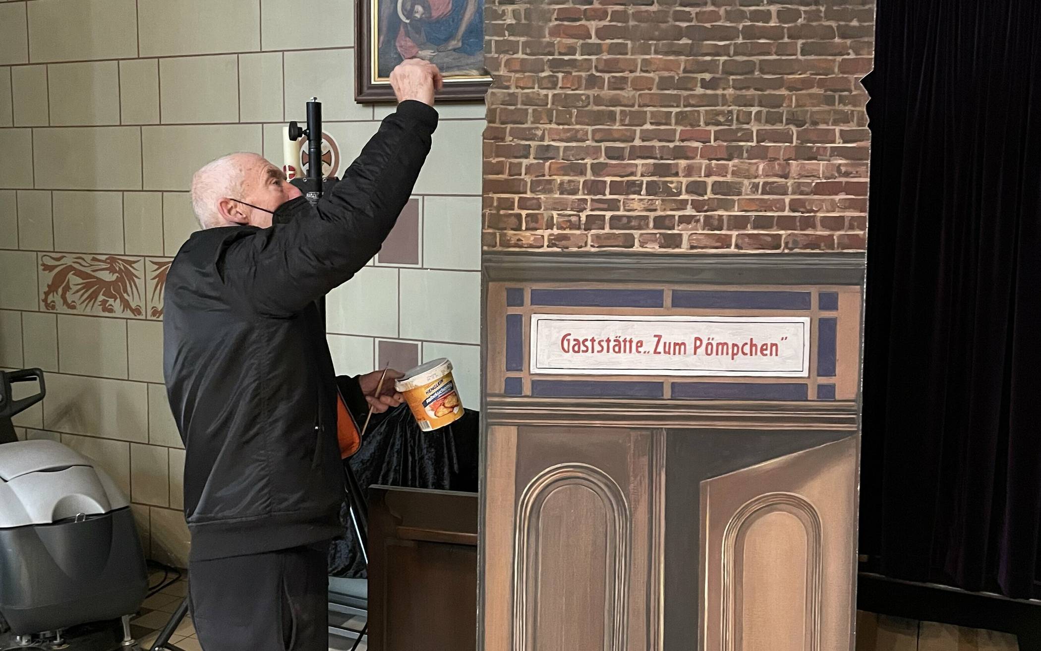  Maler Jürgen Flohr bei den letzten Arbeiten am Kneipen-Tür-Bild in der Jakobuskirche.  