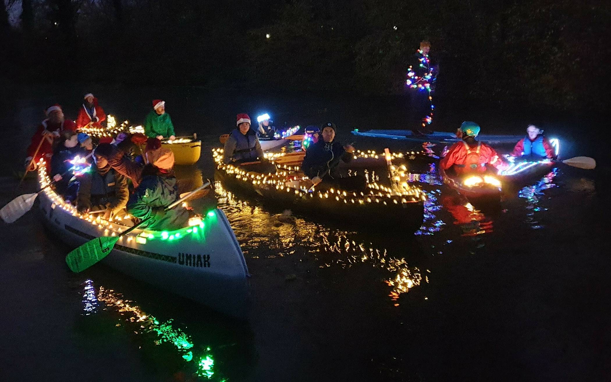 Weihnachts-Paddeln auf der Erft: In festlich geschmückten Booten ging es für die Paddler des Kanu-Clubs vom Vereinsheim bis zur Neuenhausener Brücke.   