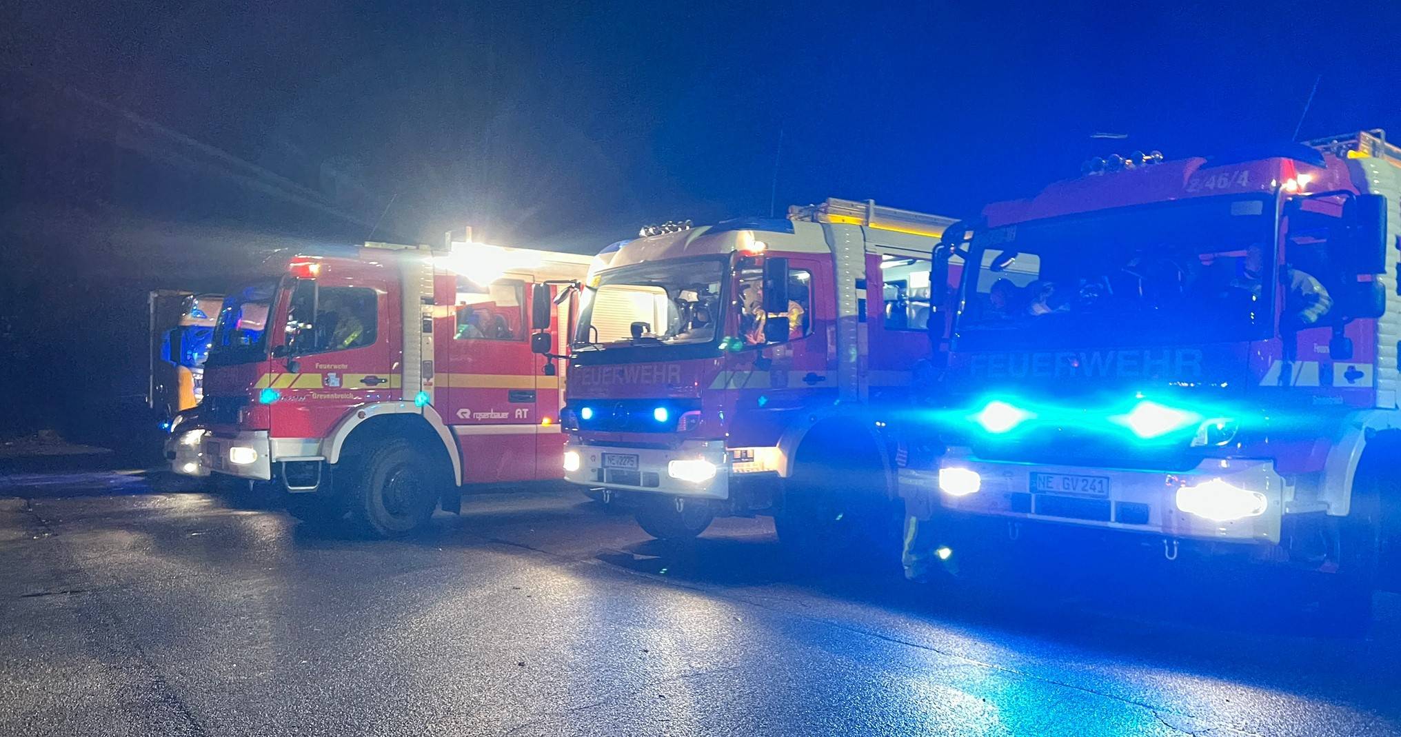  Zwei Verletzte nach Feuer in Industriebetrieb.  