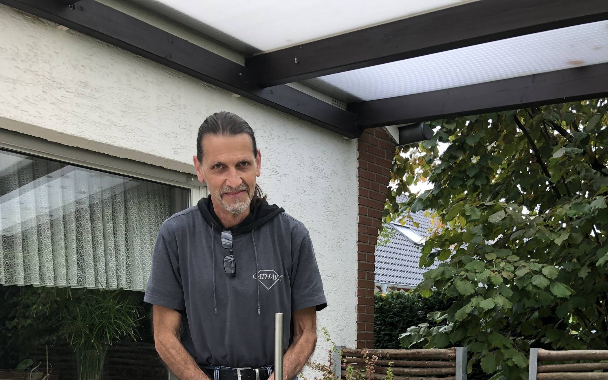 Thomas Binke mit seinem fürs (Ein)kochen präparierten Feuerkelch. Im Hintergrund Teile des Equipments.