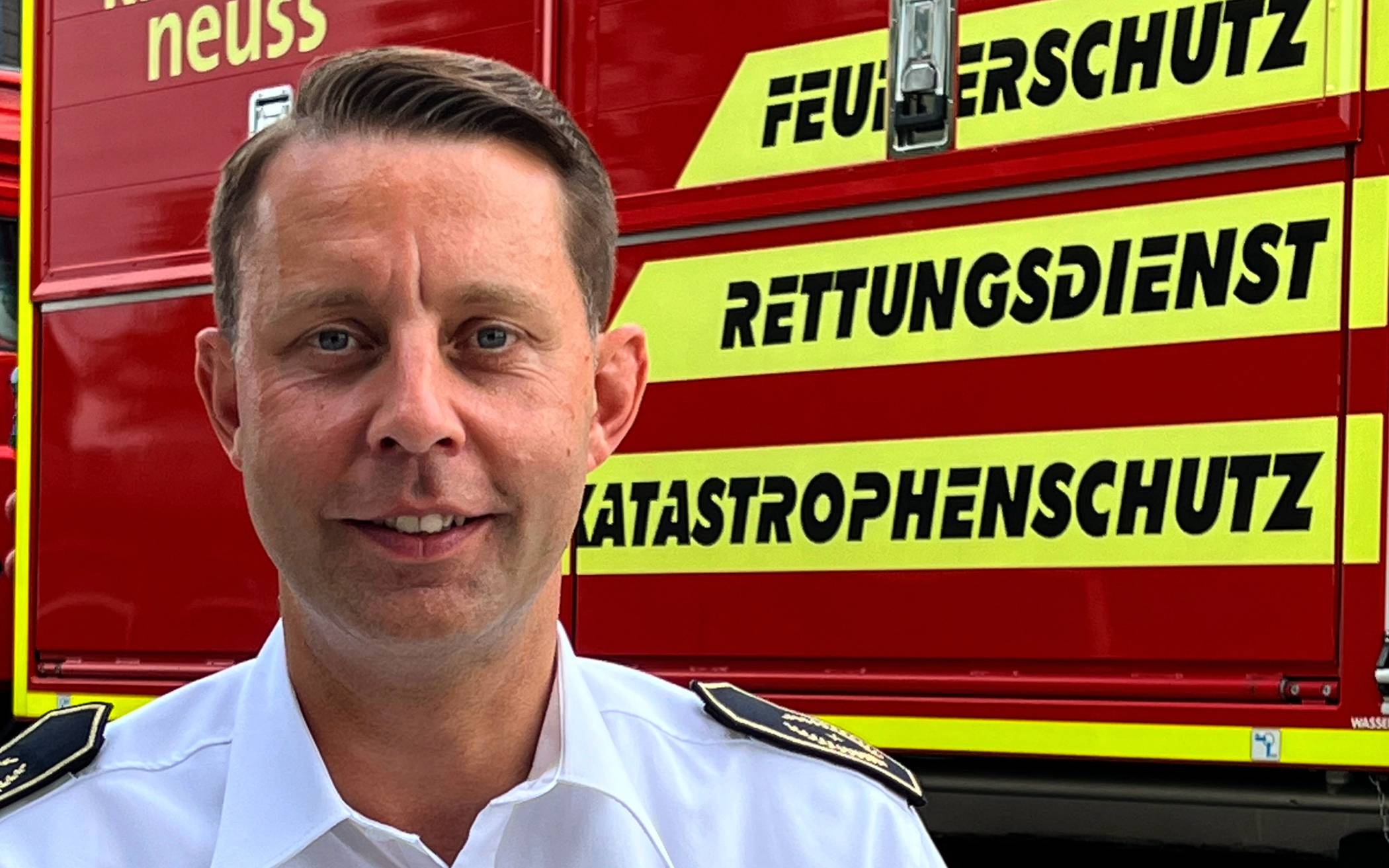  Stadtbrandinspektor Heinz-Dieter Abels ist als Leiter der Feuerwehr Jüchen stolz auf den Einsatz seiner Feuerwehrleute.  
  