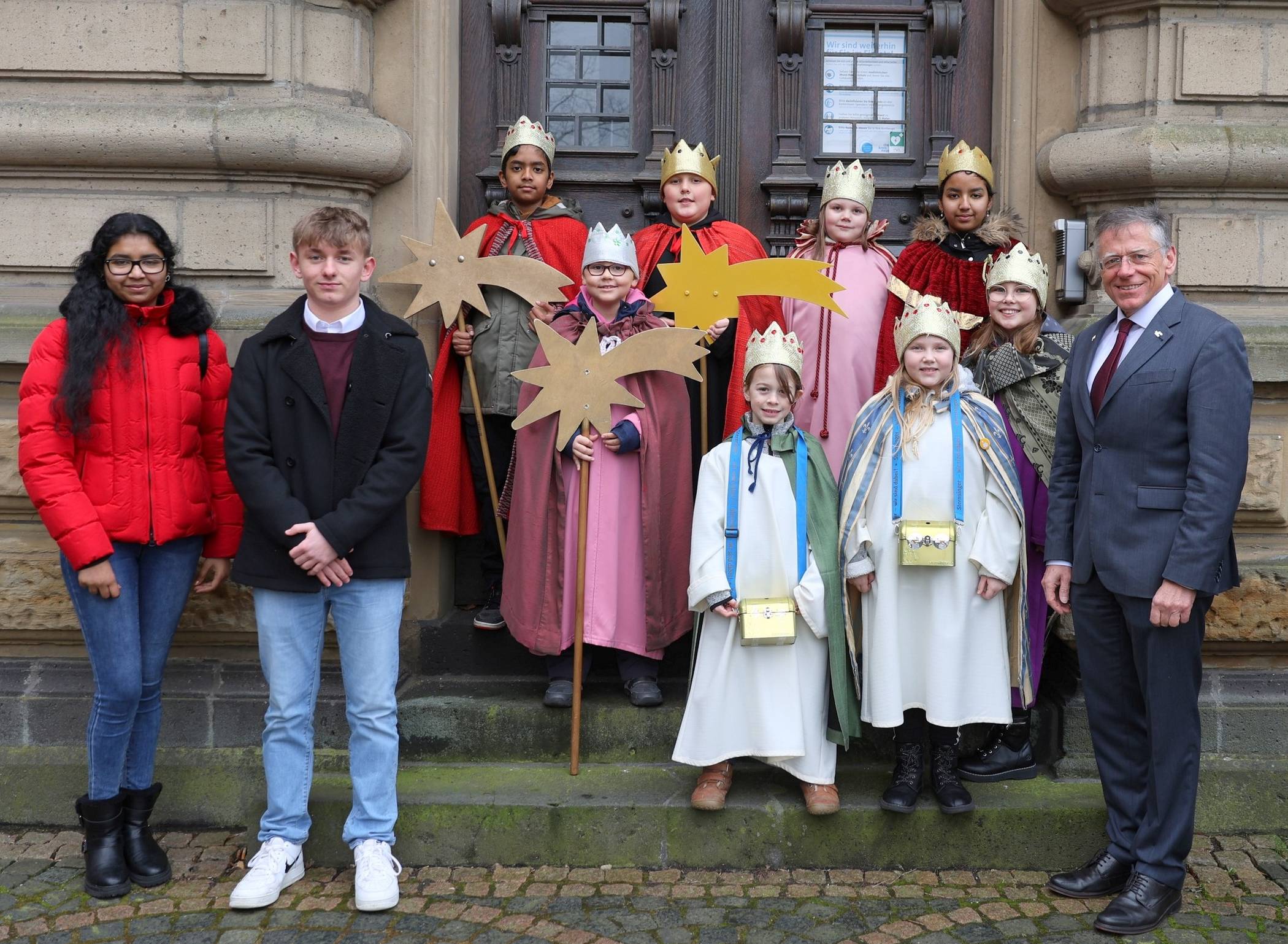 : Landrat Hans-Jürgen Petrauschke empfing Sternsinger aus der katholischen Innenstadt-Gemeinde "St. Peter und Paul" im "Ständehaus" und begrüßte sie herzlich.