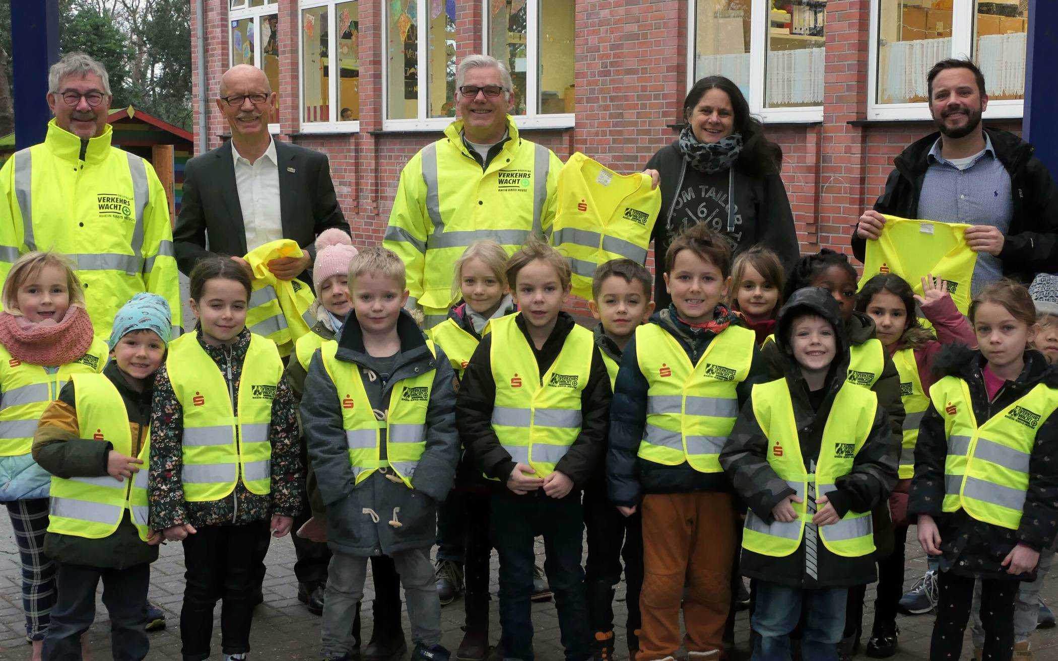  Klaus Schirm (2. Vorsitzender Verkehrswacht Rhein-Kreis-Neuss), Bürgermeister Harald Zillikens, Stephan Vetten (1. Vorsitzender Verkehrswacht Rhein-Kreis-Neuss), Marion Alma (Lehrerin Grundschule Hochneukirch) und Steven Mähler (Ordnungsamt Stadt Jüchen) mit den Hochneukircher Erstklässlern.  