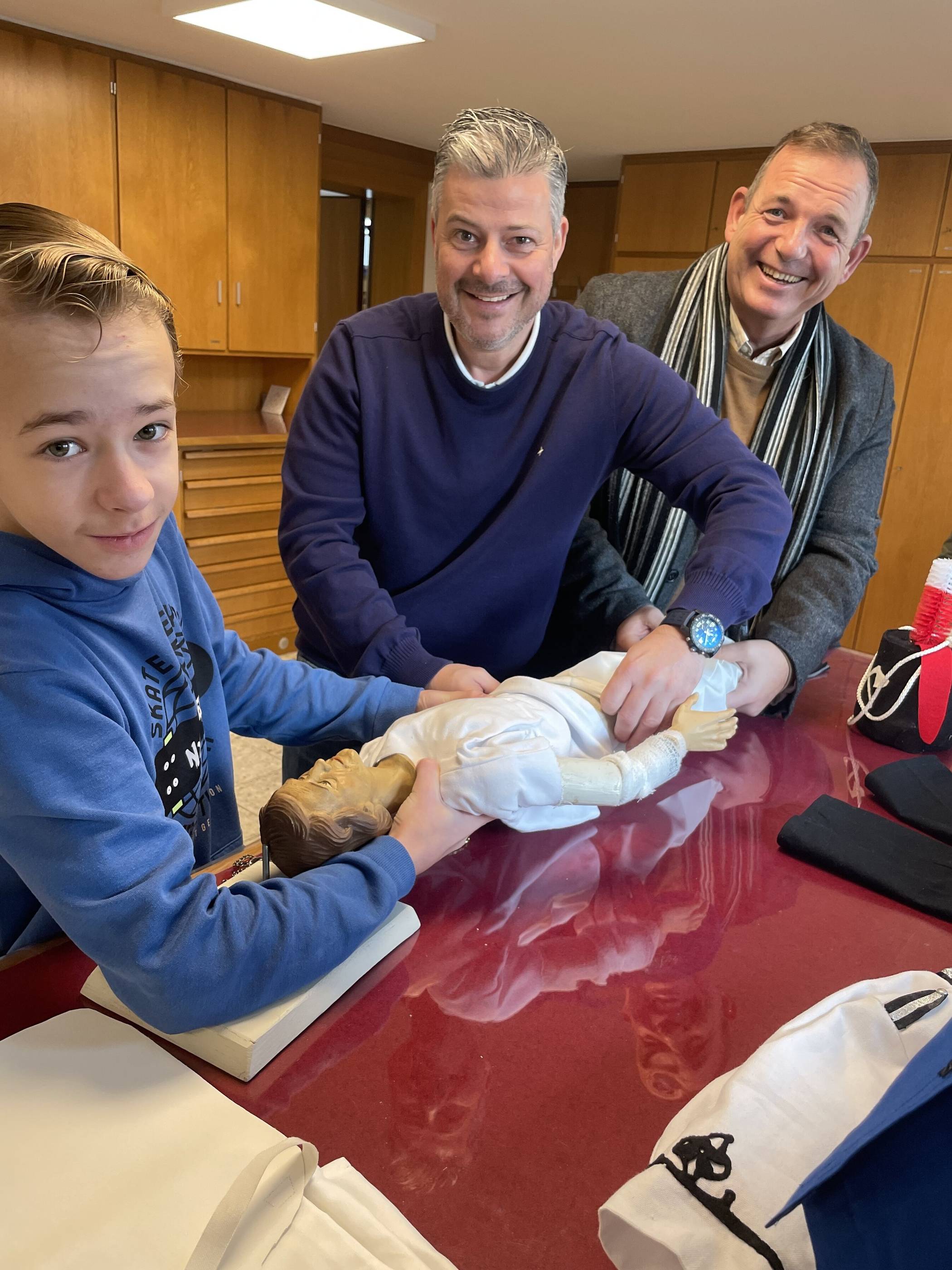 Von links: Krippenbauer Tom Krämer, Schützenkönig Heinz Nützel und Präsident Thomas Lindgens.