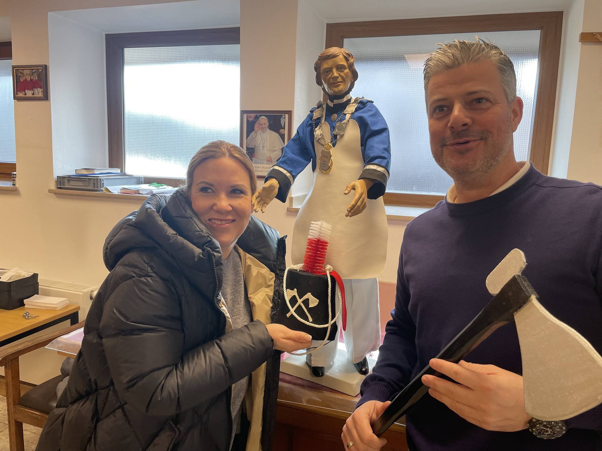Königspaar Heinz und Sandra Nützel mit dem fertigen vierten König.